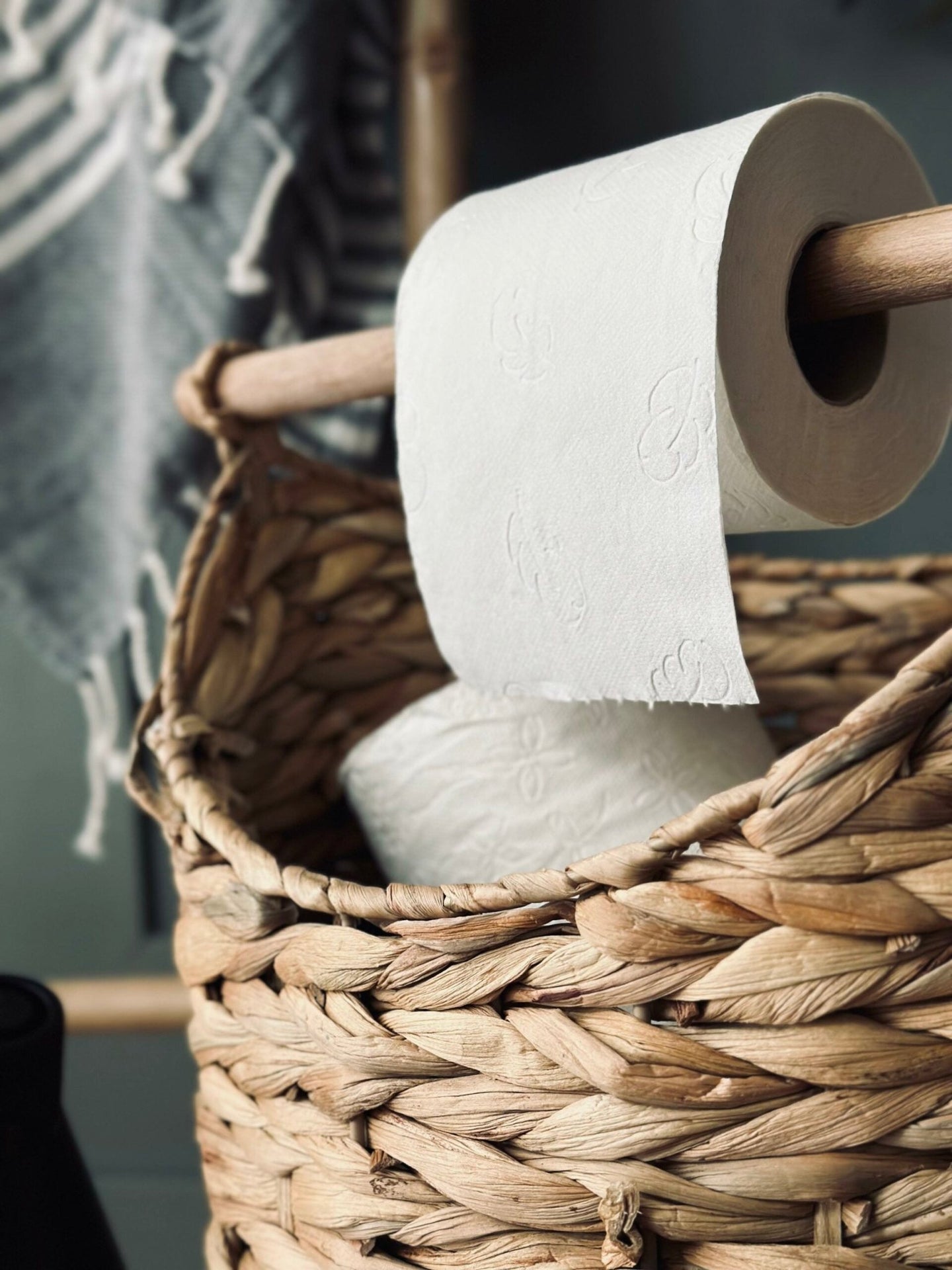 Kurv m. toiletpapirholder – Lys Natur - VIAMAJA.DK