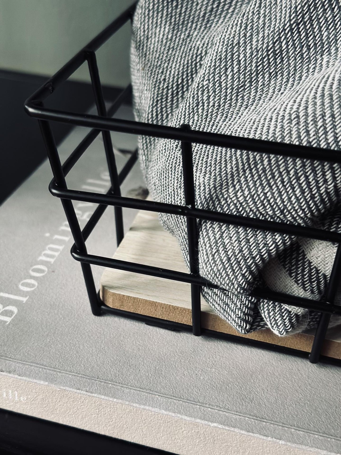 Kurv med sort metal – Firkantet - VIAMAJA.DK