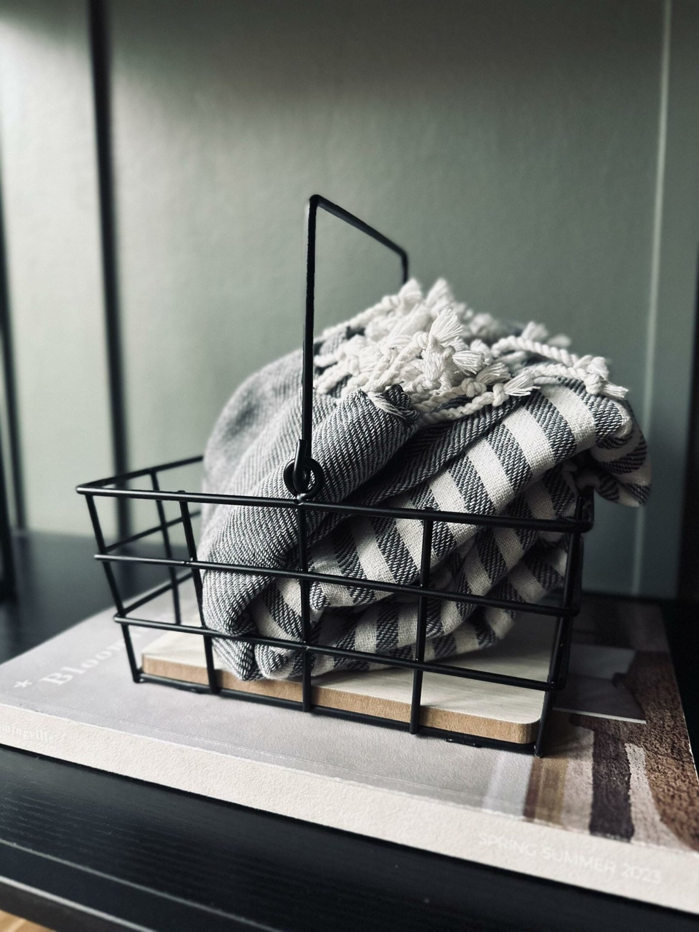 Kurv med sort metal – Firkantet - VIAMAJA.DK