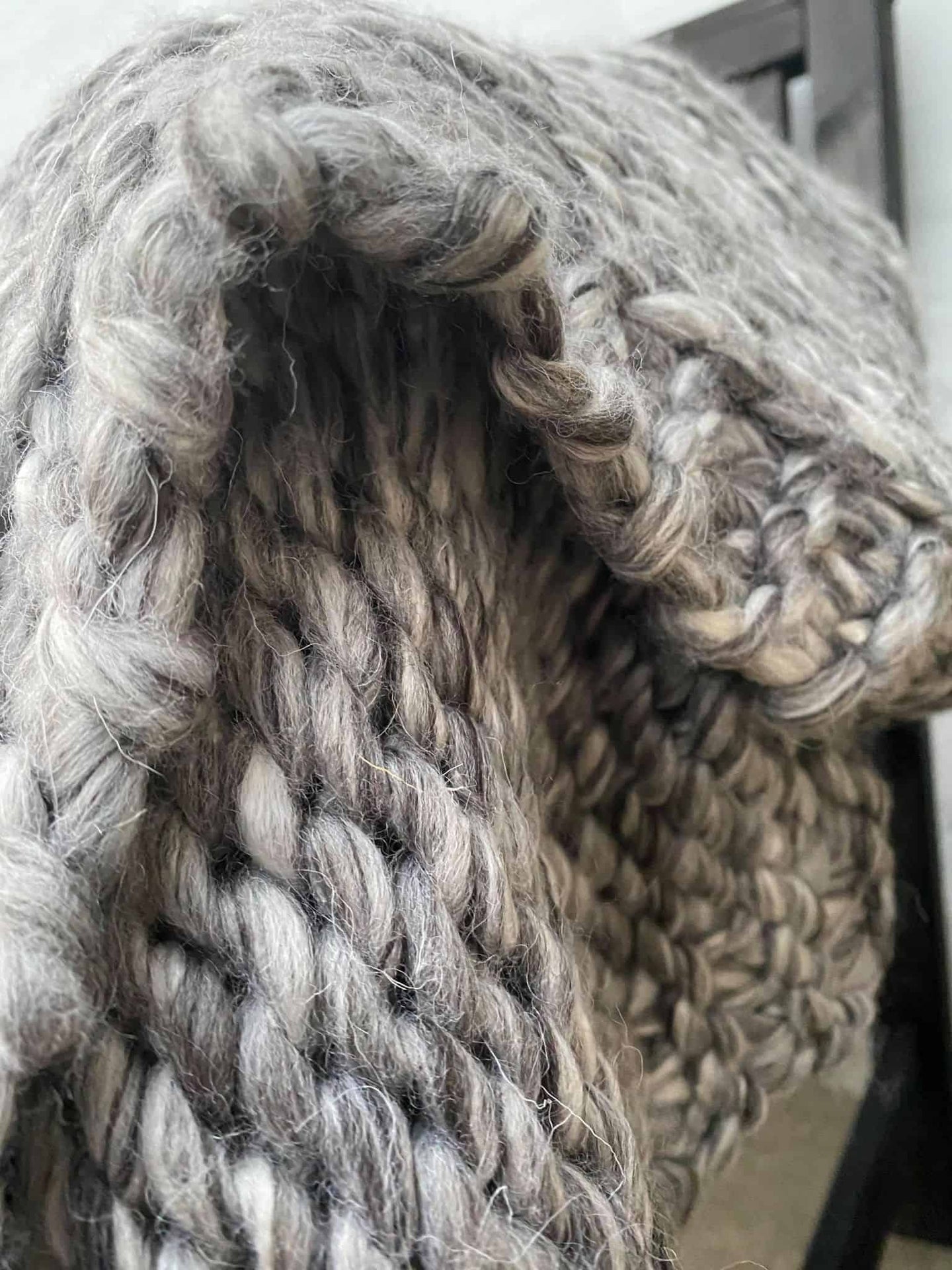 Lækkert grov strikket plaid – Grå Mix - VIAMAJA.DK