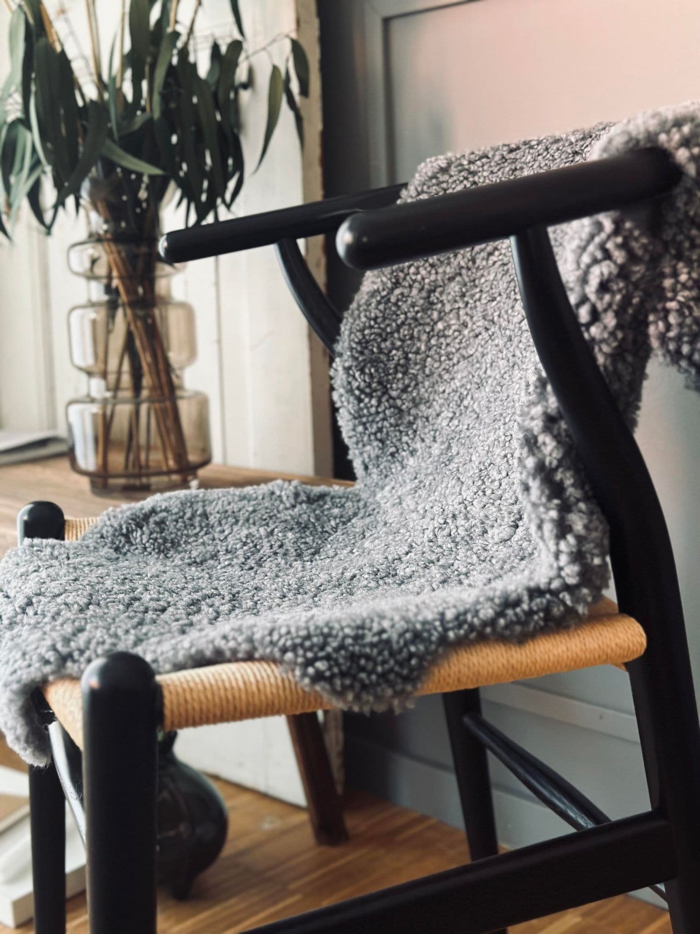 Lammeskind med tæt krøl - Grå - VIAMAJA.DK