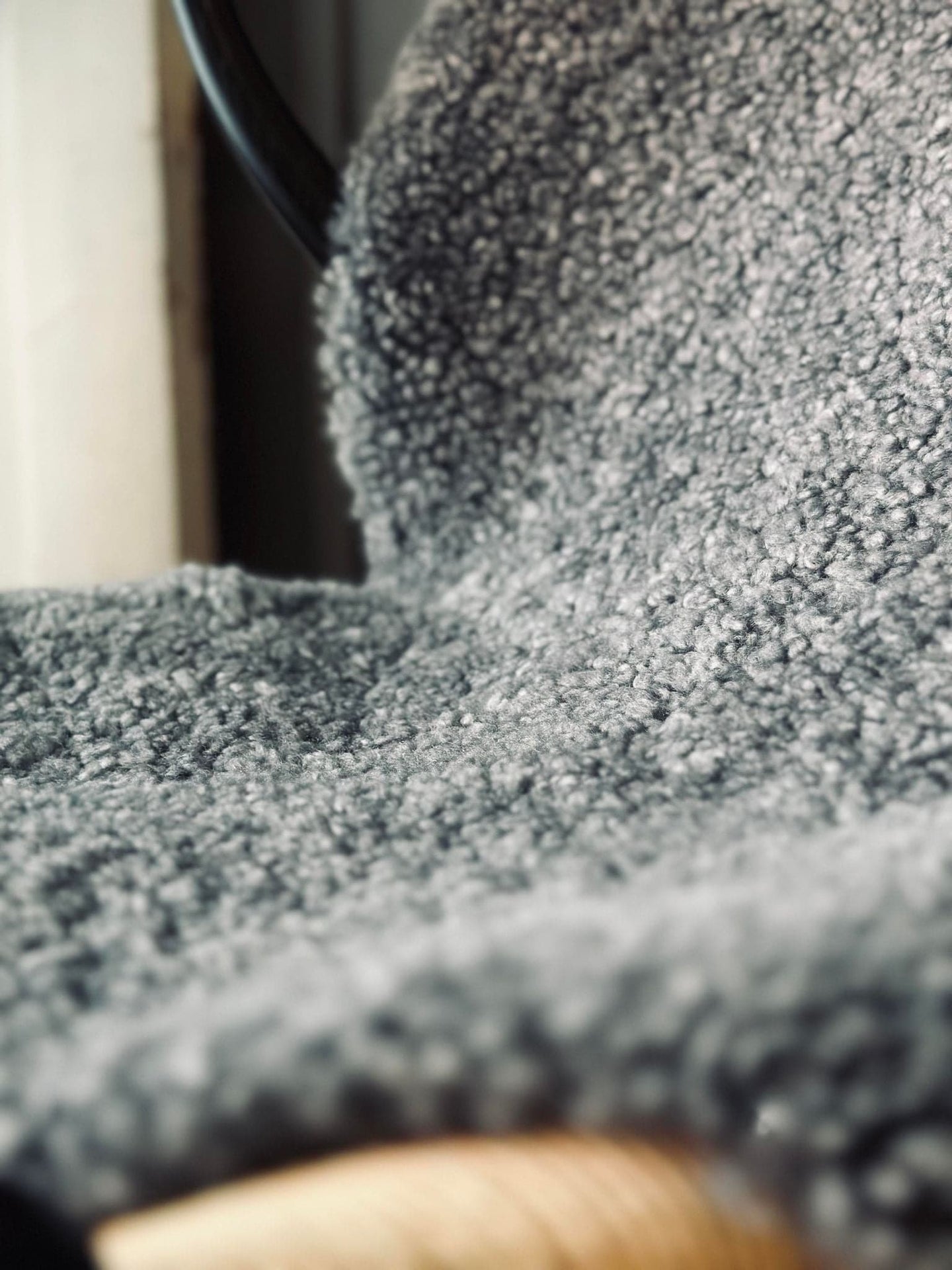 Lammeskind med tæt krøl - Grå - VIAMAJA.DK