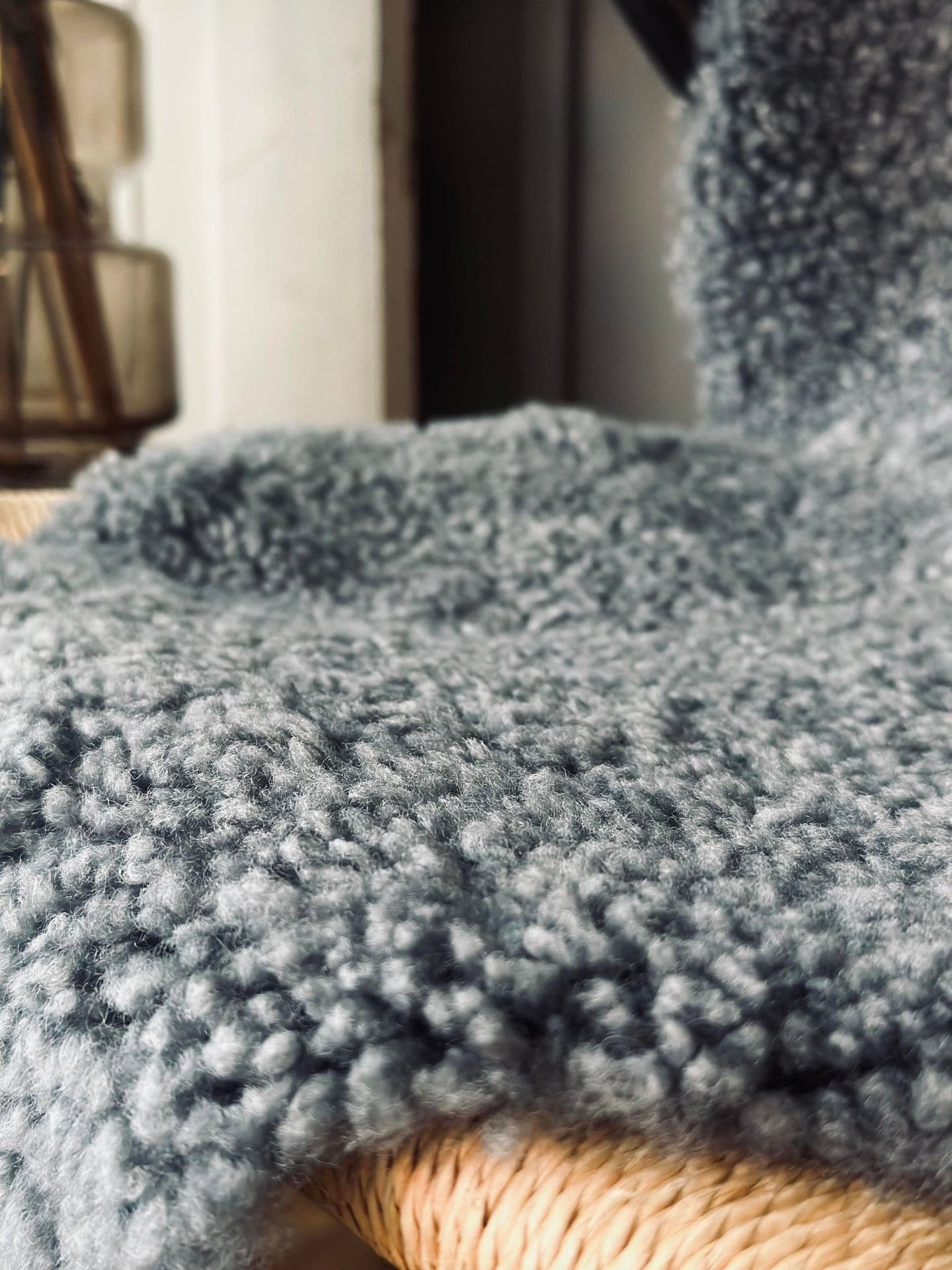 Lammeskind med tæt krøl - Grå - VIAMAJA.DK