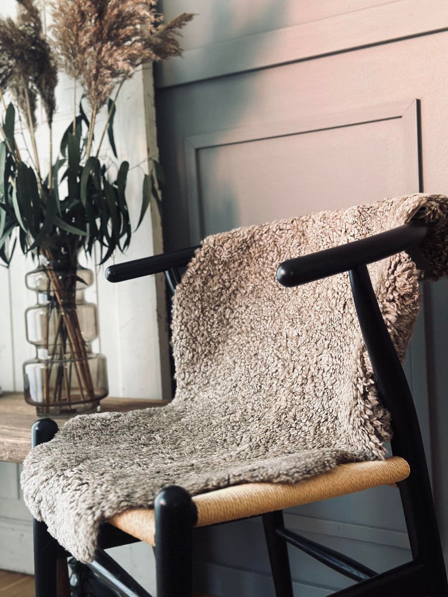 Lammeskind med tæt krøl - Mocca - VIAMAJA.DK