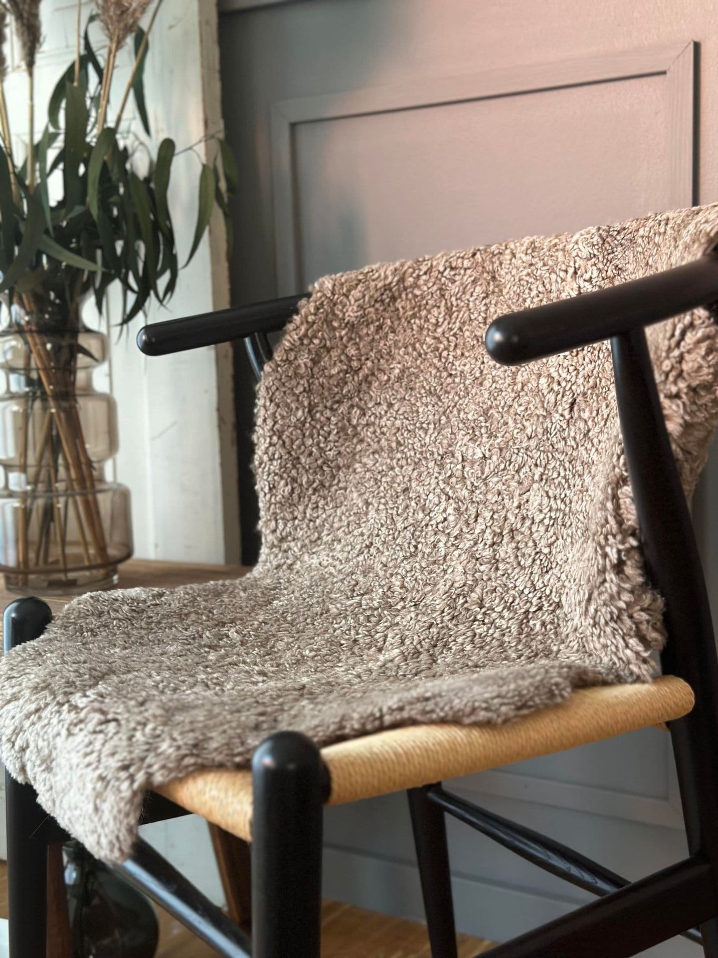 Lammeskind med tæt krøl - Mocca - VIAMAJA.DK