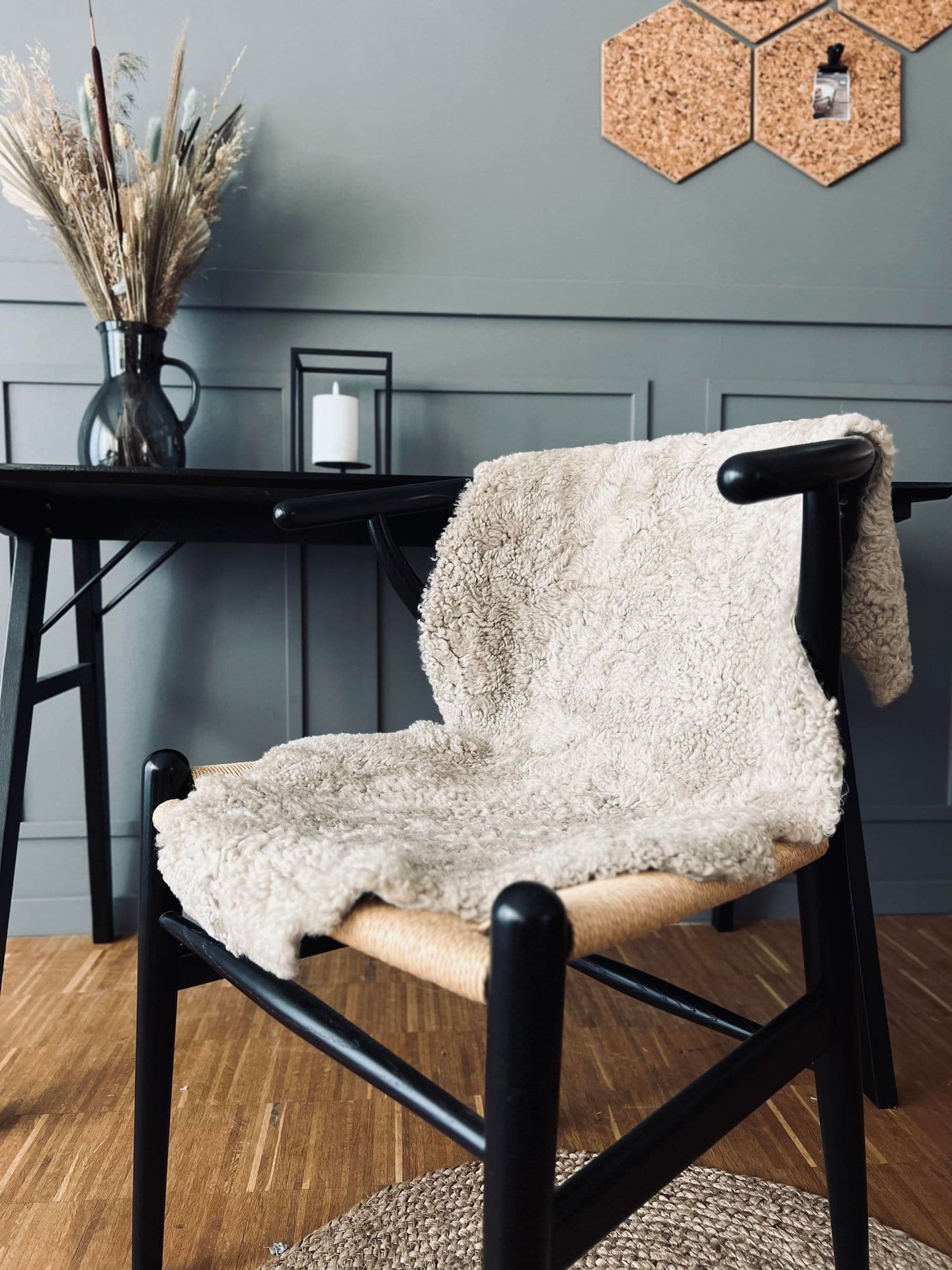 Lammeskind med tæt krøl - Sand - VIAMAJA.DK