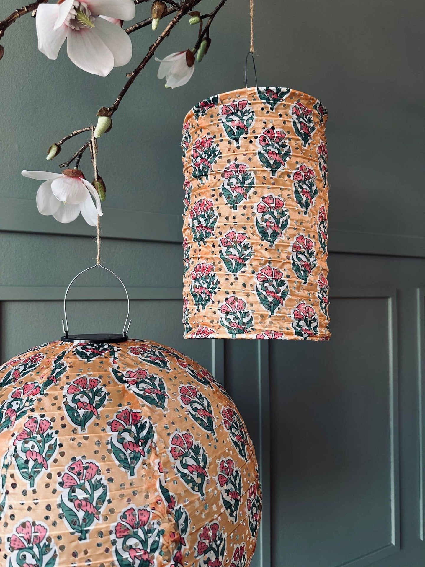 Lampe cylinder med solceller – Flower Orange - VIAMAJA.DK