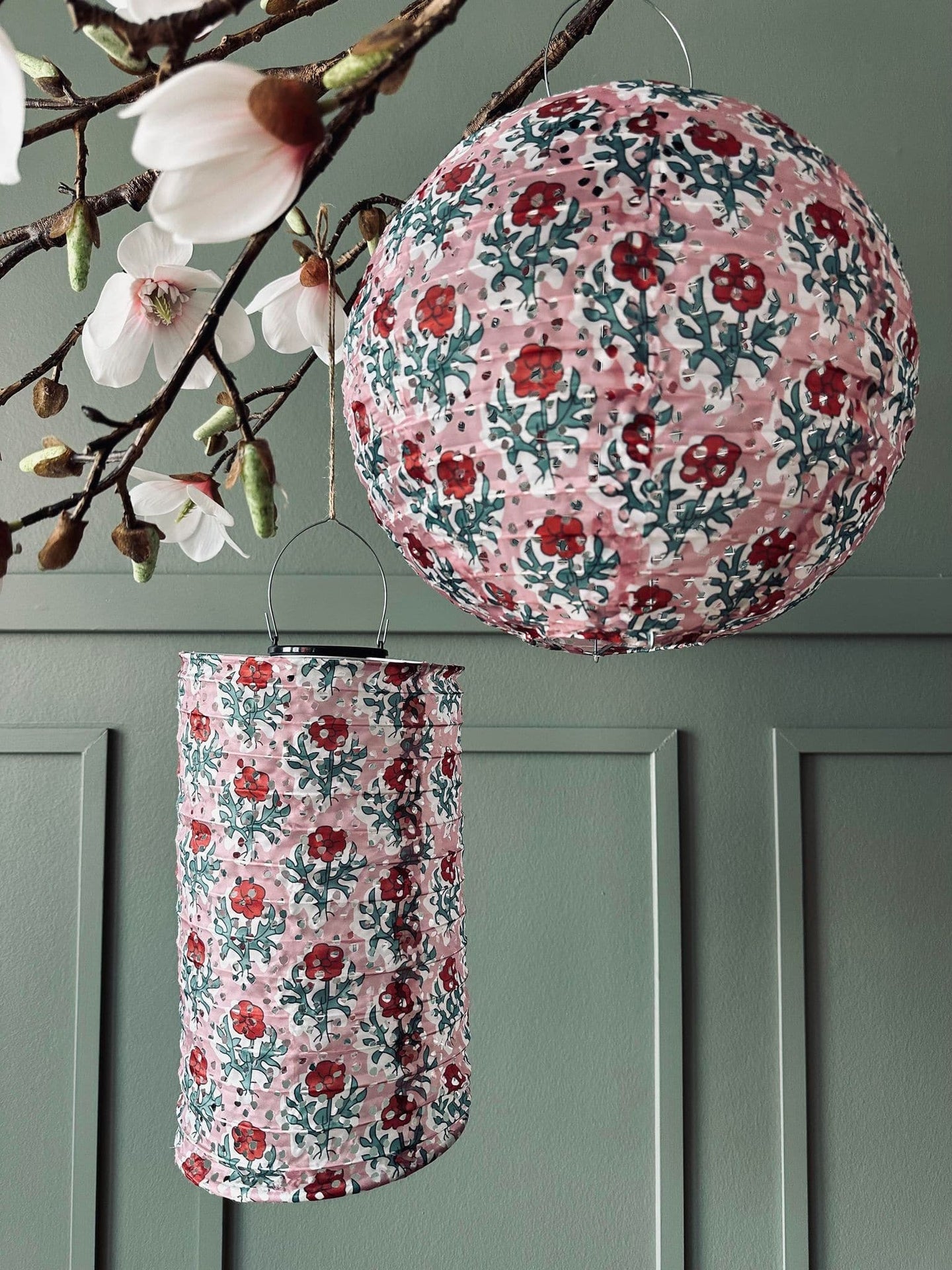 Lampe cylinder med solceller – Flower Rose - VIAMAJA.DK