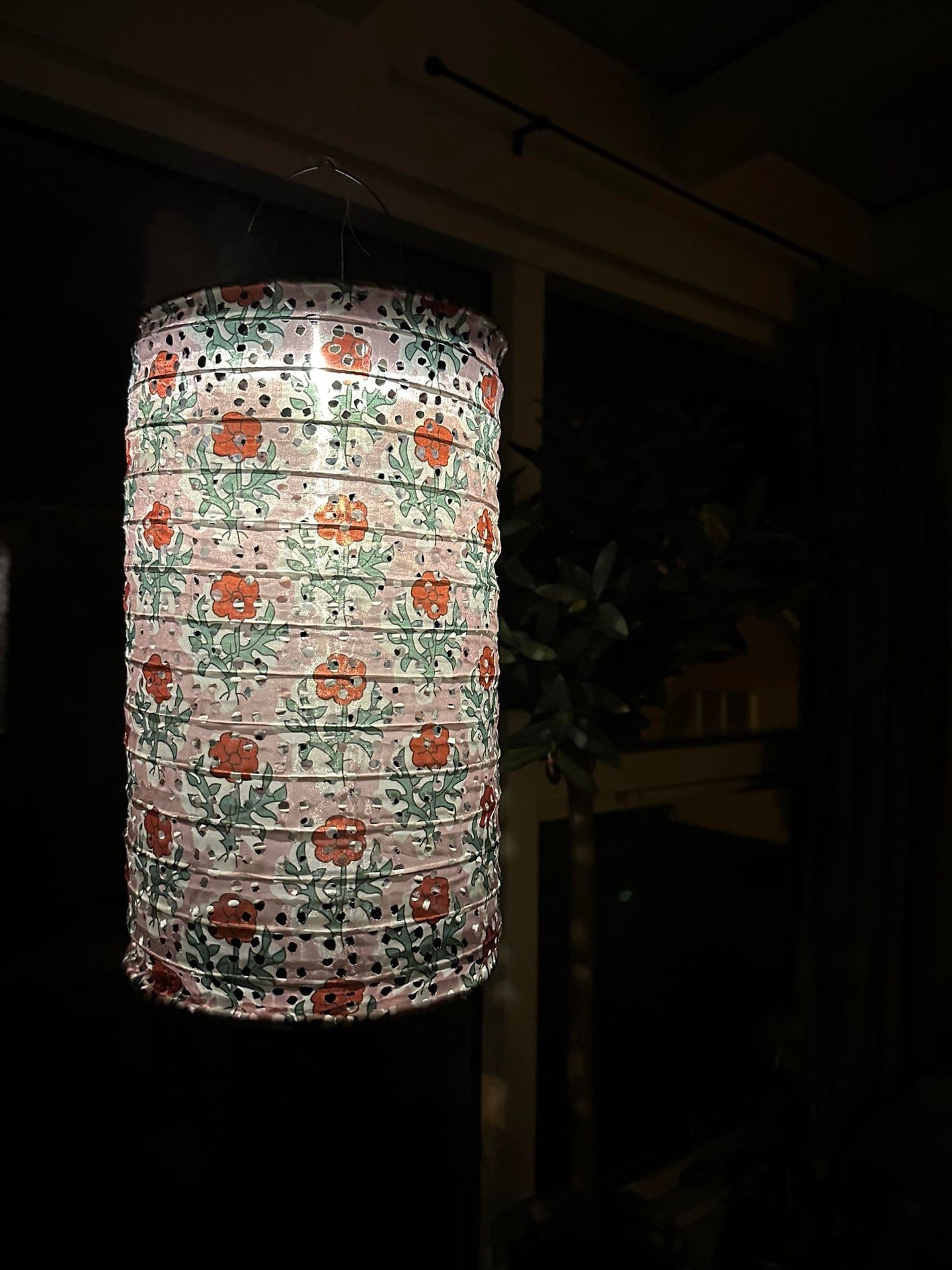 Lampe cylinder med solceller – Flower Rose - VIAMAJA.DK