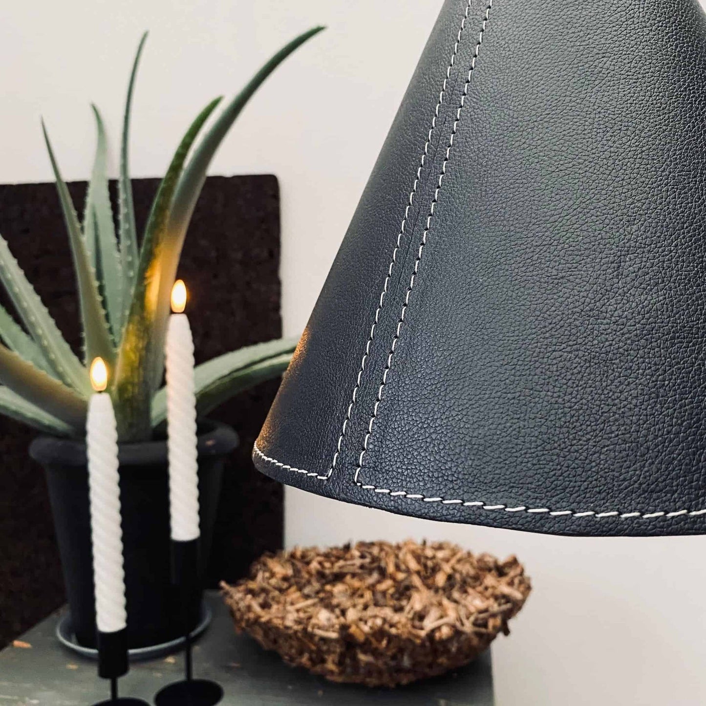 Lampe "kegle" Læder look Sort - VIAMAJA.DK