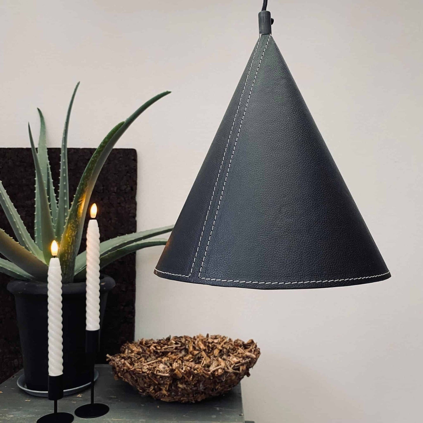 Lampe "kegle" Læder look Sort - VIAMAJA.DK