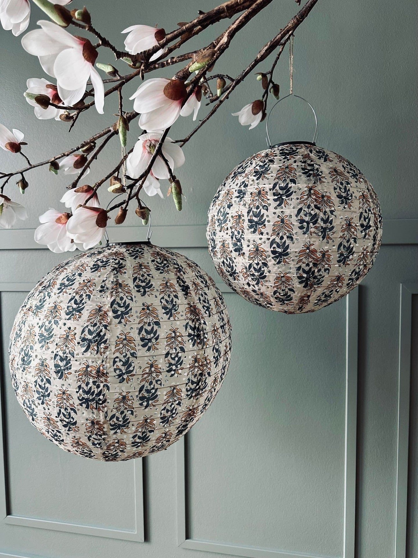 Lampe med solceller – Flower Beige dia 30cm - VIAMAJA.DK