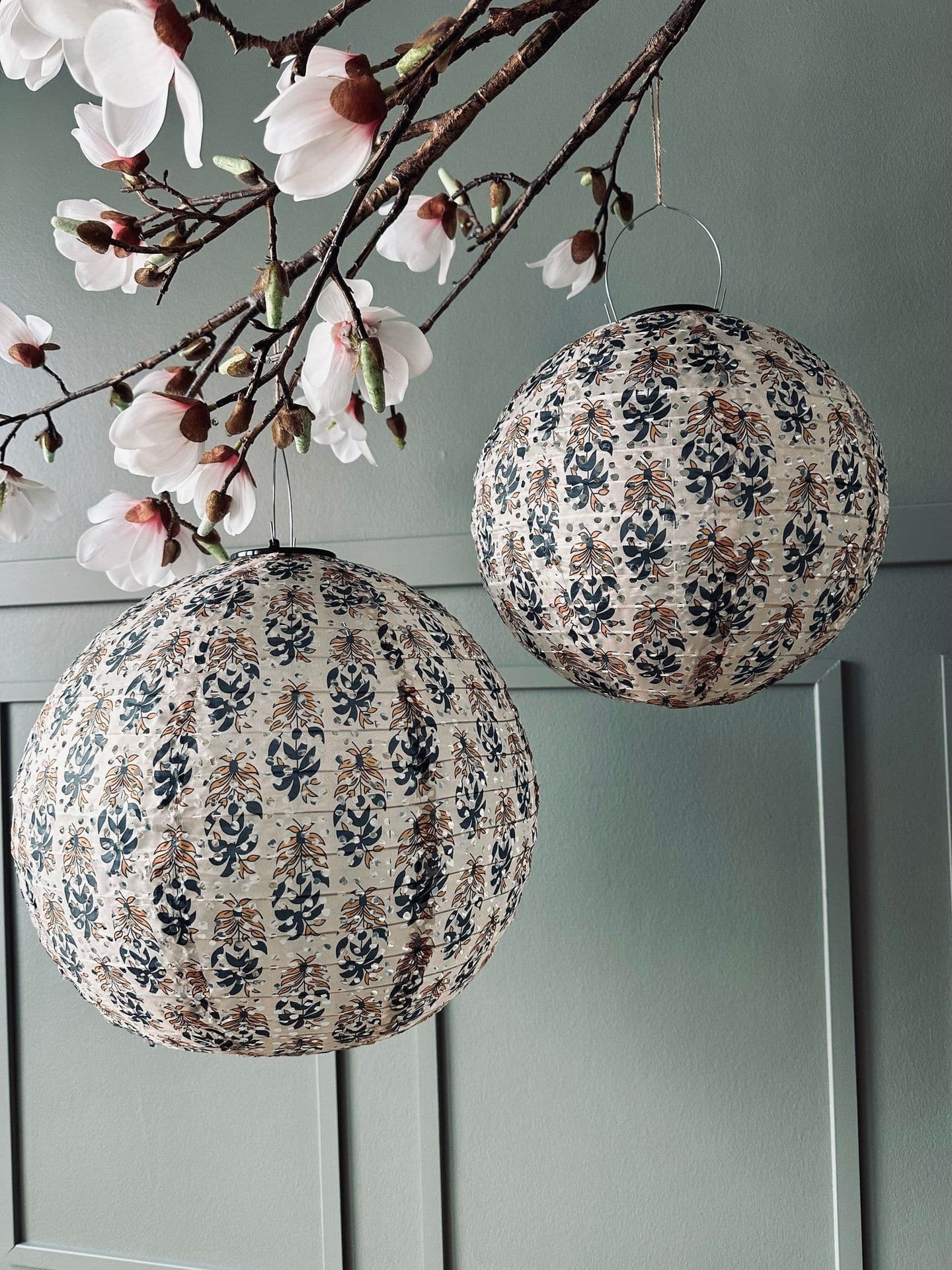 Lampe med solceller – Flower Beige dia 40cm - VIAMAJA.DK