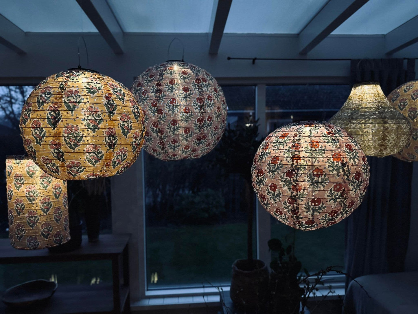 Lampe med solceller – Flower dia 30cm Orange - VIAMAJA.DK