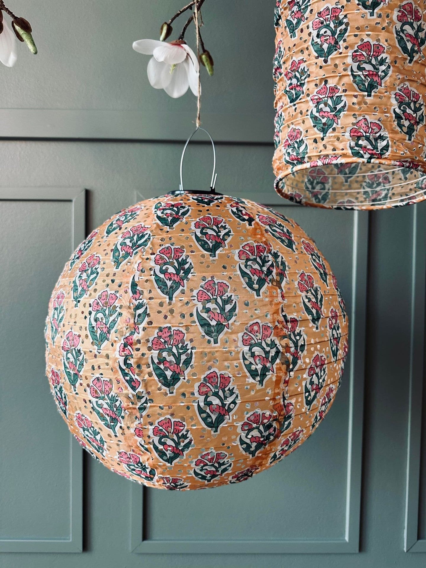 Lampe med solceller – Flower dia 30cm Orange - VIAMAJA.DK