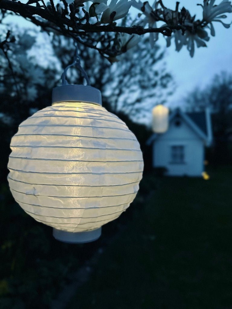 Lampe med solceller – White ball - VIAMAJA