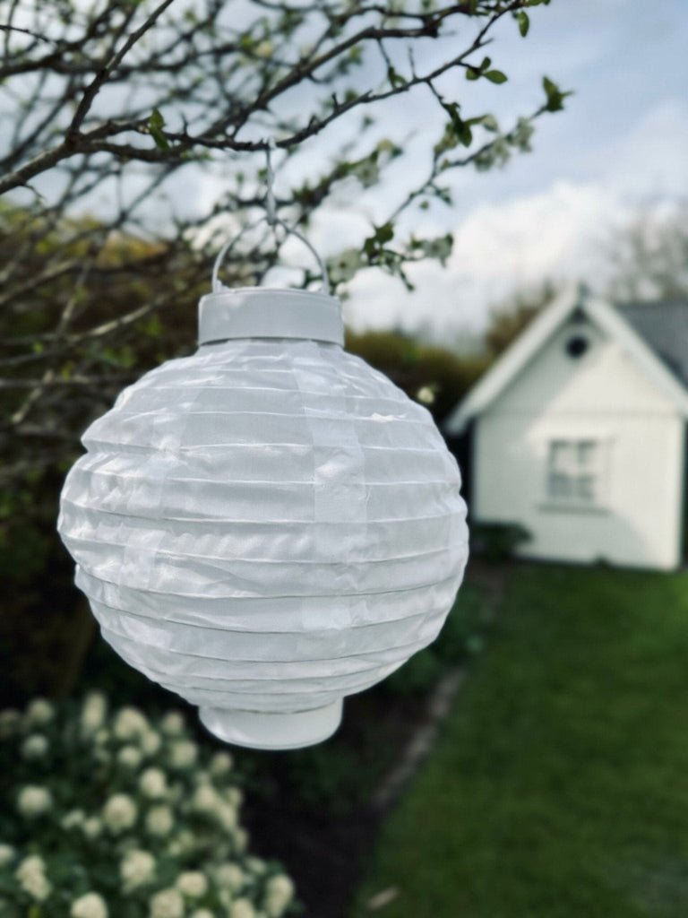 Lampe med solceller – White ball - VIAMAJA