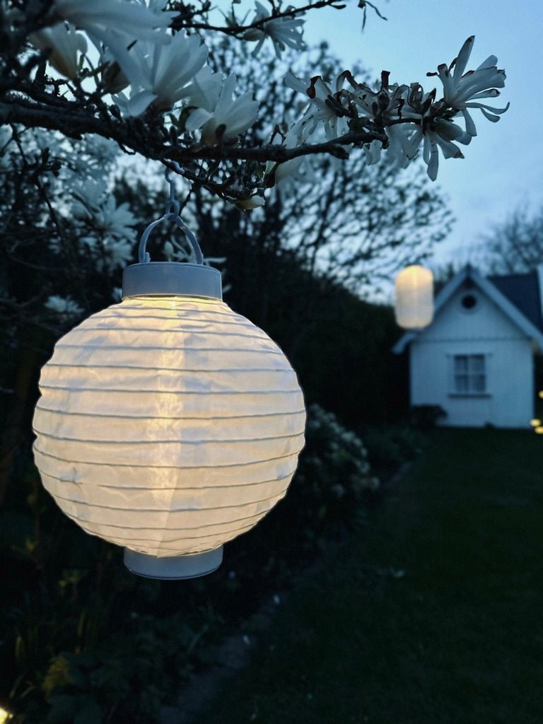 Lampe med solceller – White ball - VIAMAJA