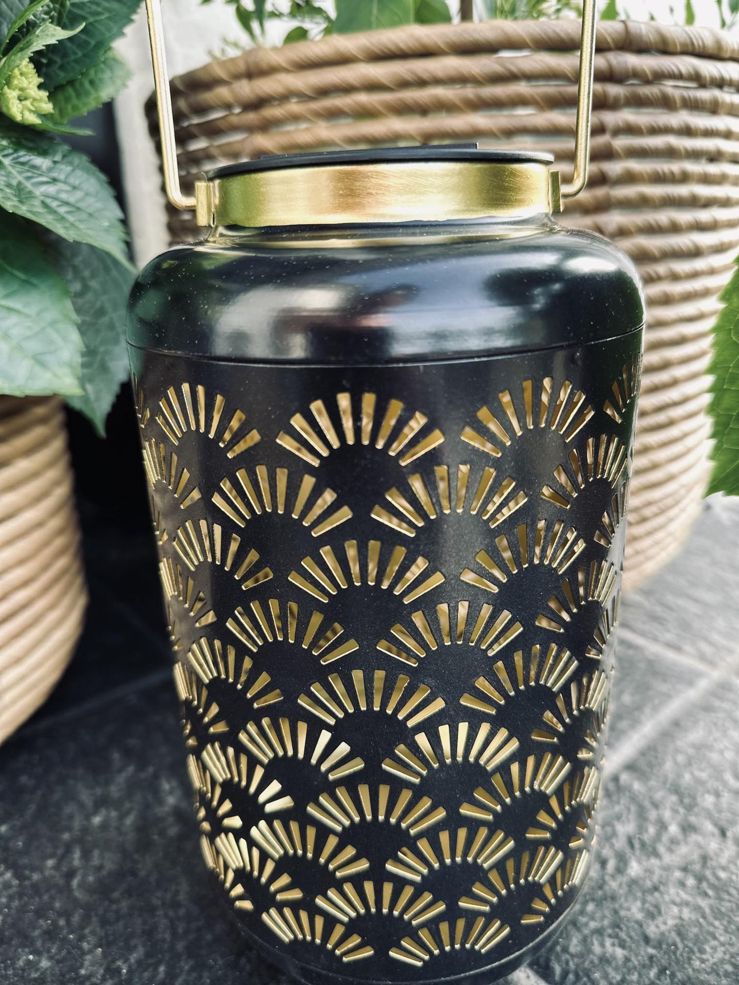 Lanterne med solceller – Black / Gold - VIAMAJA.DK