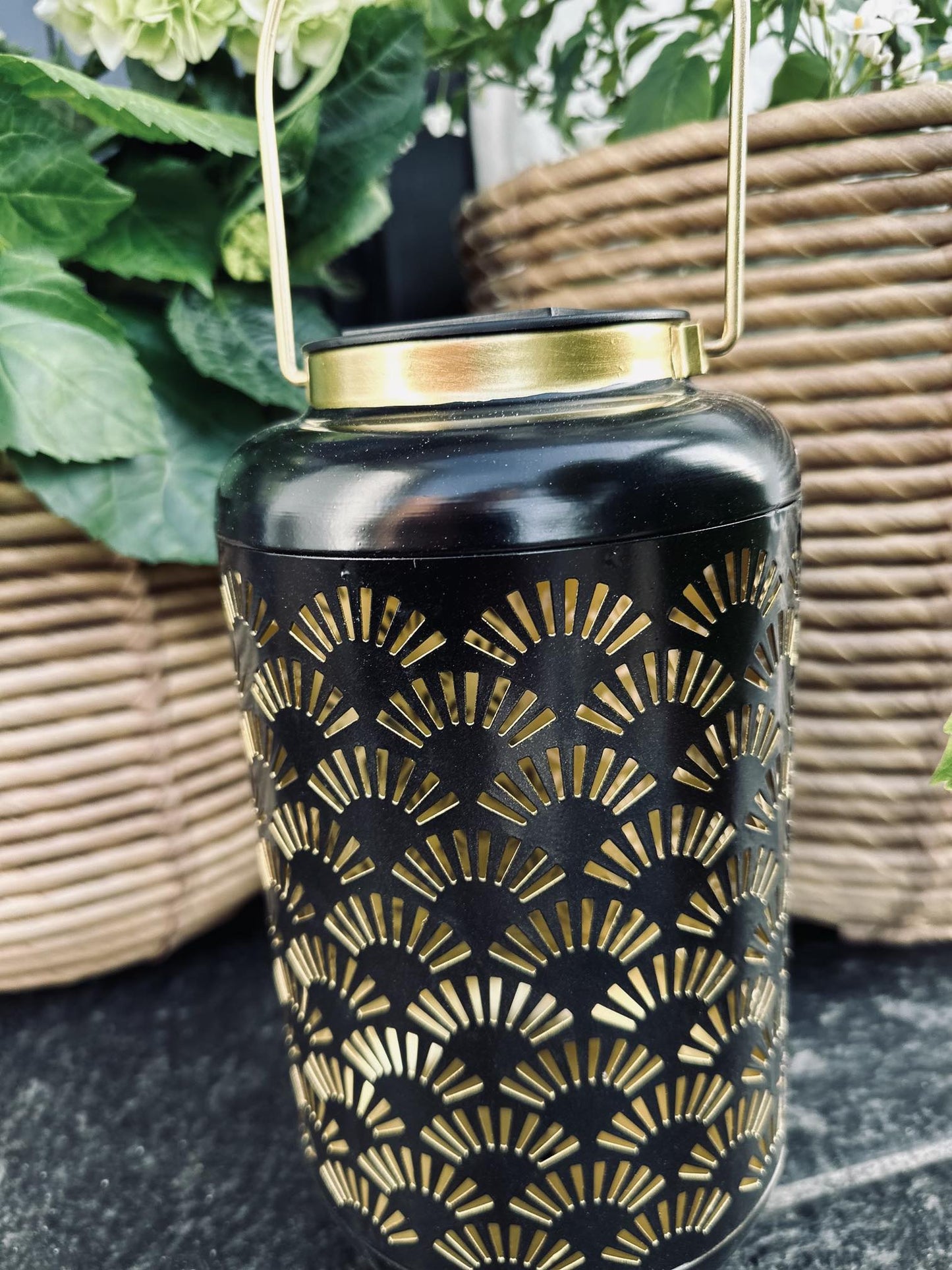 Lanterne med solceller – Black / Gold - VIAMAJA.DK