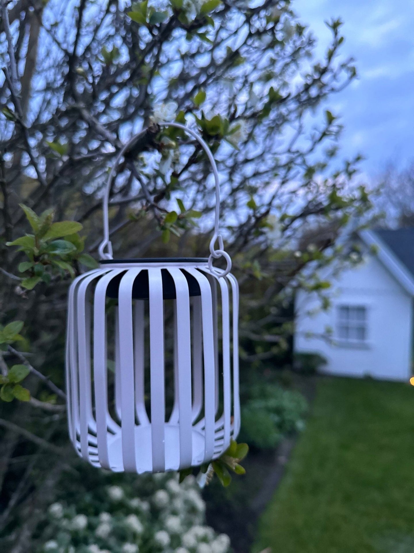 Lanterne med solceller – Grå metal - VIAMAJA.DK