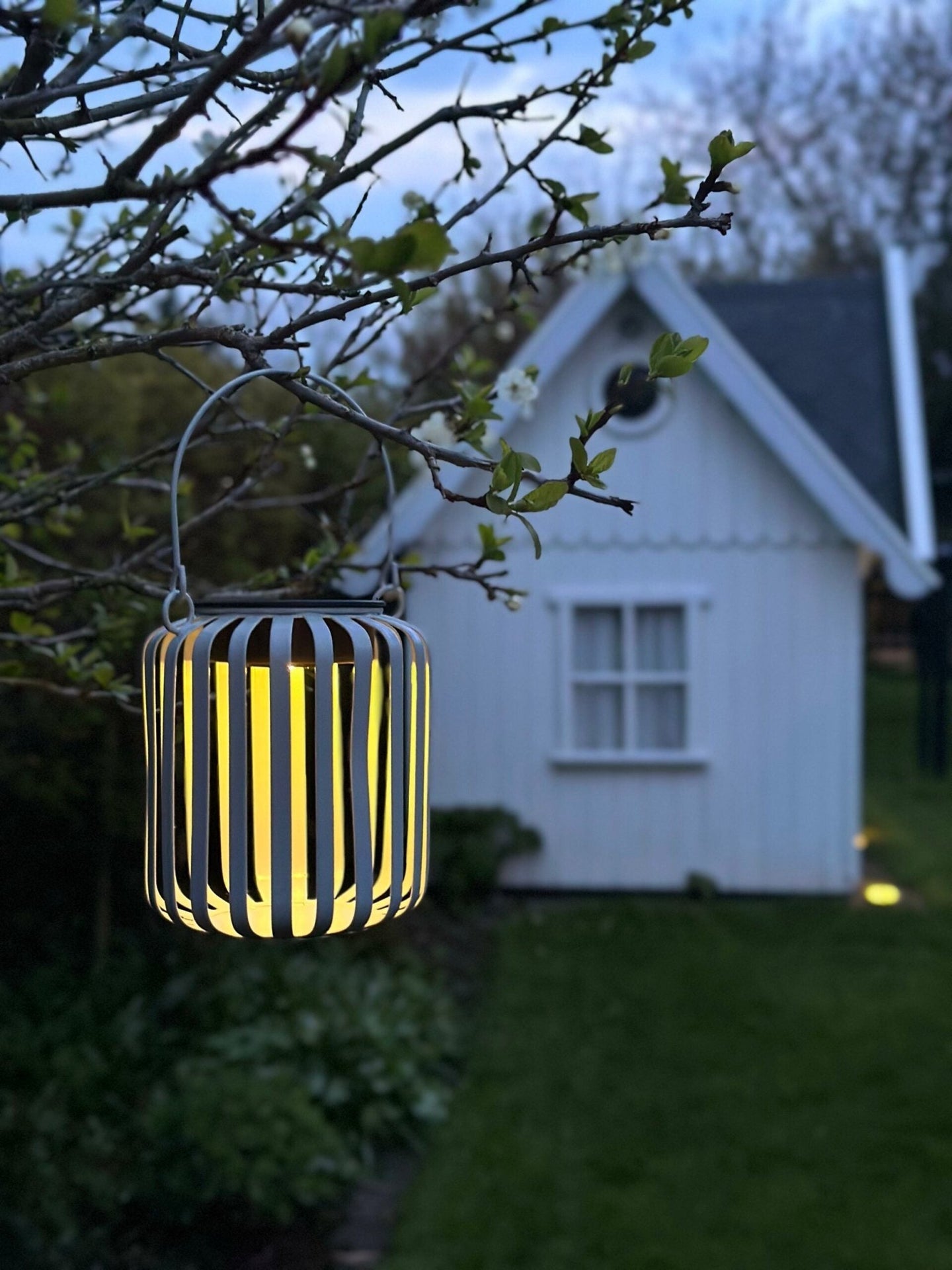 Lanterne med solceller – Grå metal - VIAMAJA.DK