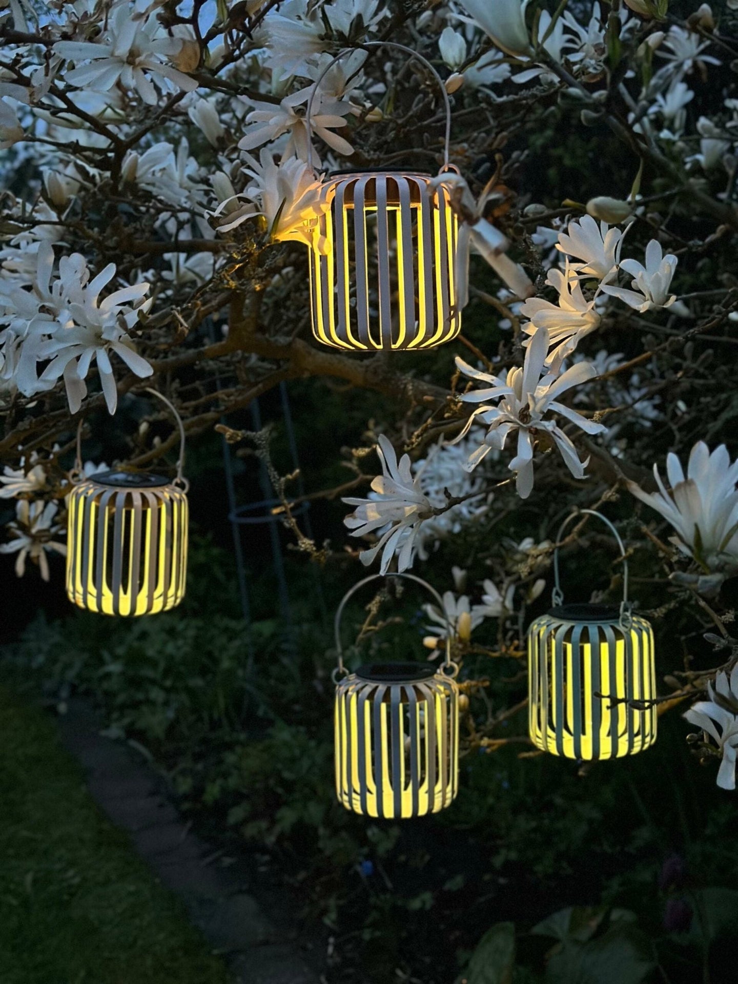 Lanterne med solceller – Grå metal - VIAMAJA.DK