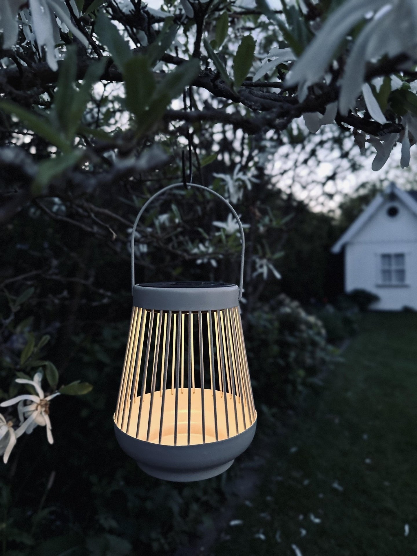 Lanterne med solceller - Hvid metal - VIAMAJA.DK