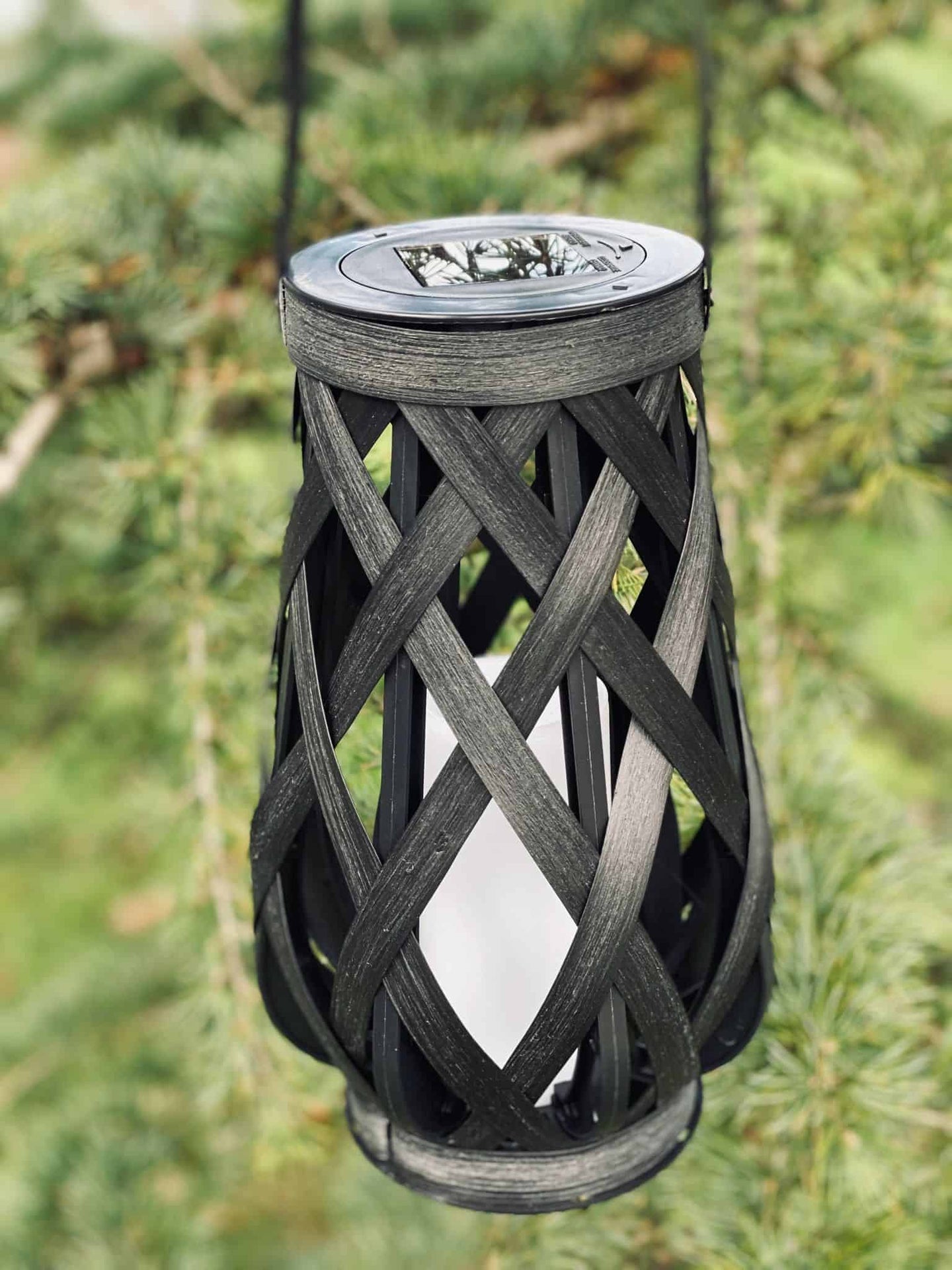Lanterne med solceller - Sort Rattan - VIAMAJA.DK
