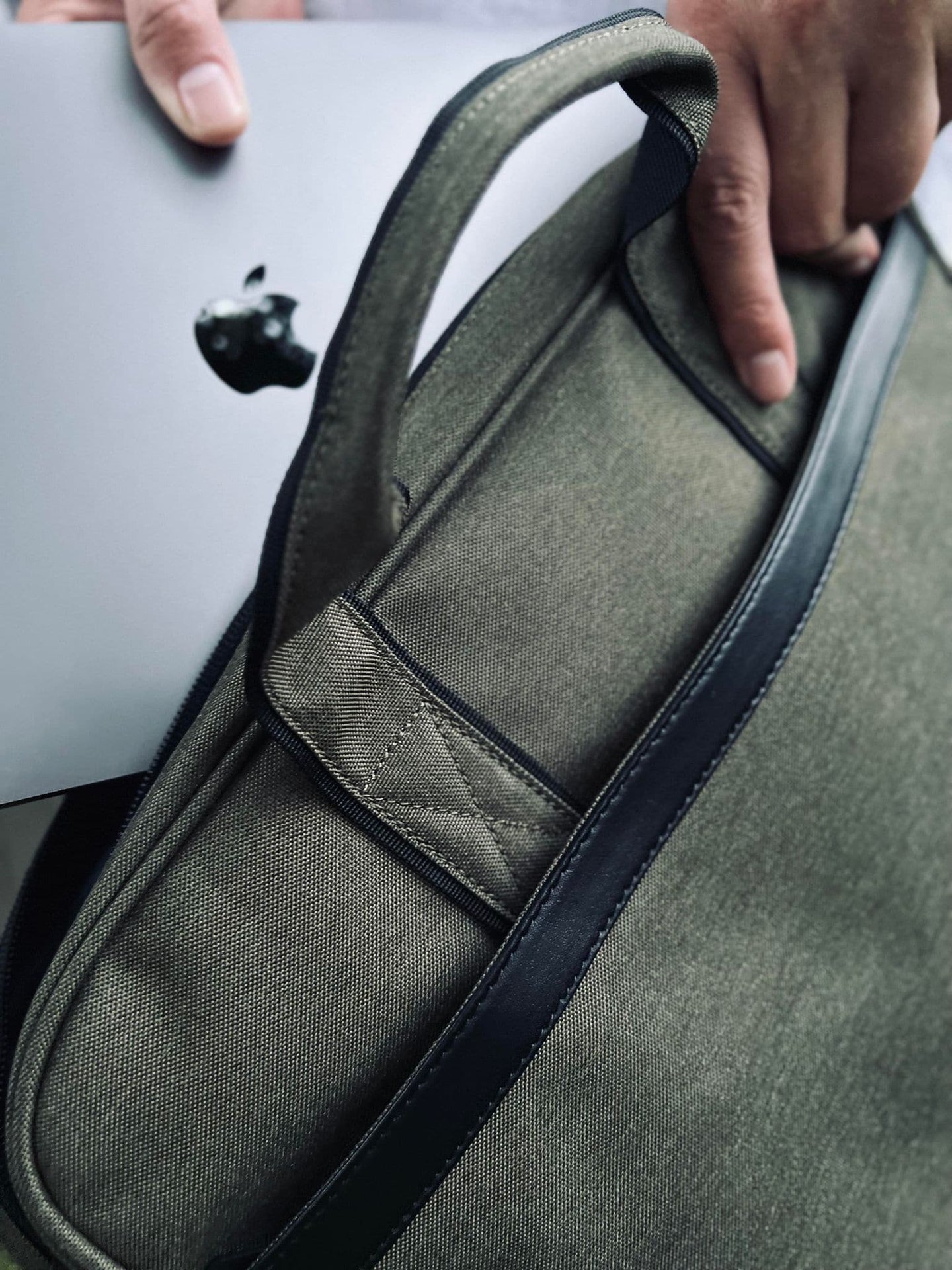 Laptoptaske Oliven - Genanvendt plastflasker - VIAMAJA.DK