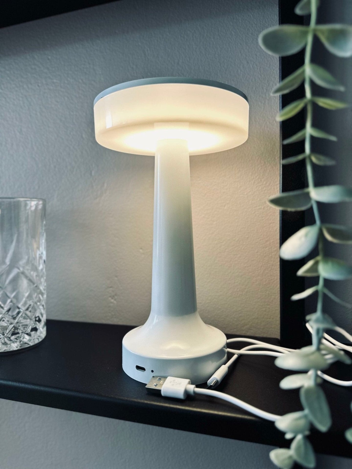 LED Bordlampe genopladelig - Hvid - VIAMAJA.DK