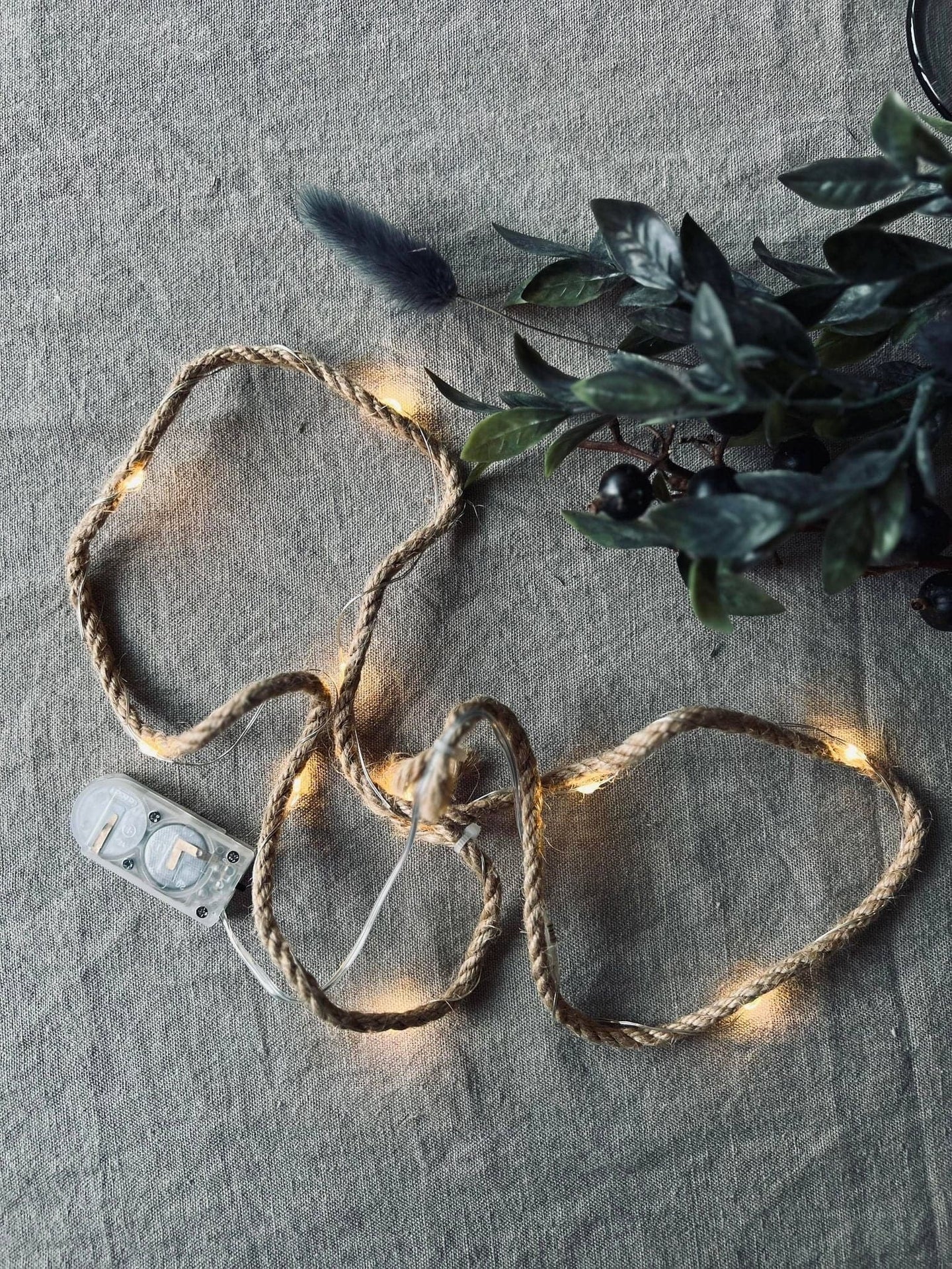 LED Lyskæde - Bast snor 1 meter med batteriboks - VIAMAJA.DK