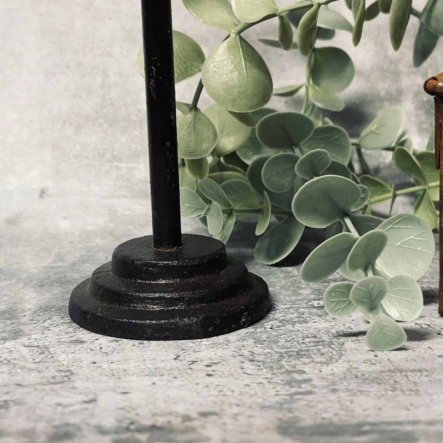 Lysestage Indisk Sort jern - VIAMAJA.DK