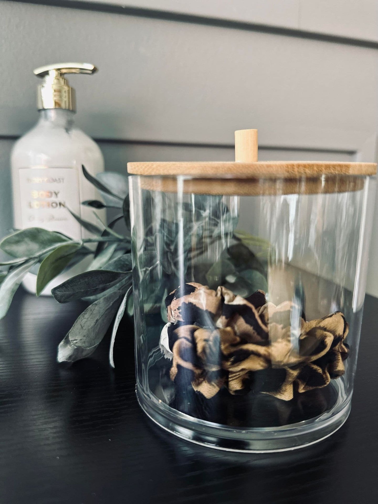 Makeup organizer - Akryl og bambus - VIAMAJA.DK