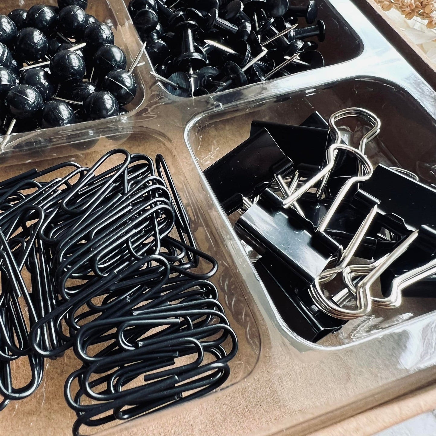 Mix kasse med tegneskifter, clips mm - Sort - VIAMAJA.DK