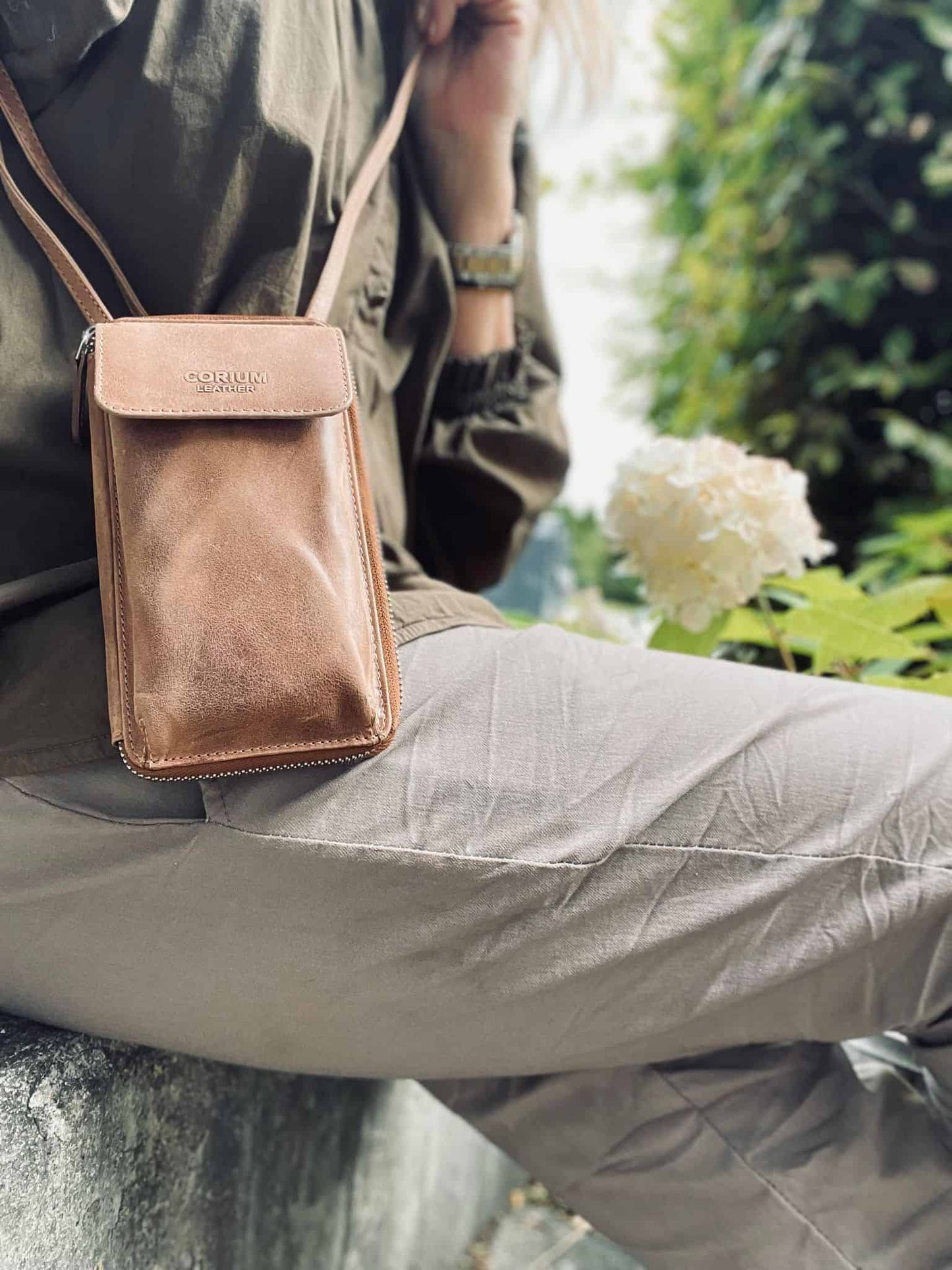 Mobil crossbody FREJA, Raw brown - VIAMAJA.DK