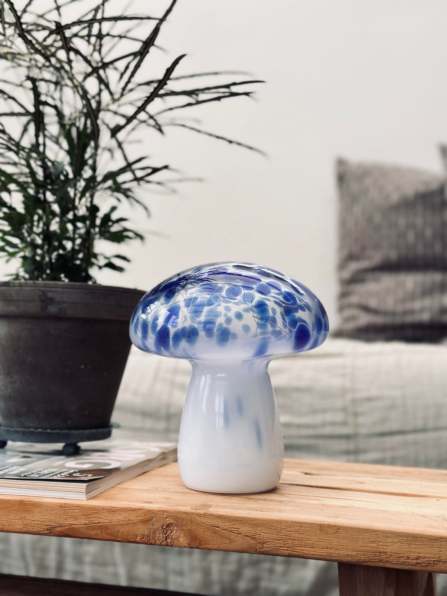 MUSHROOM Lampe m. LED – Royal blue mundblæst glas - VIAMAJA.DK