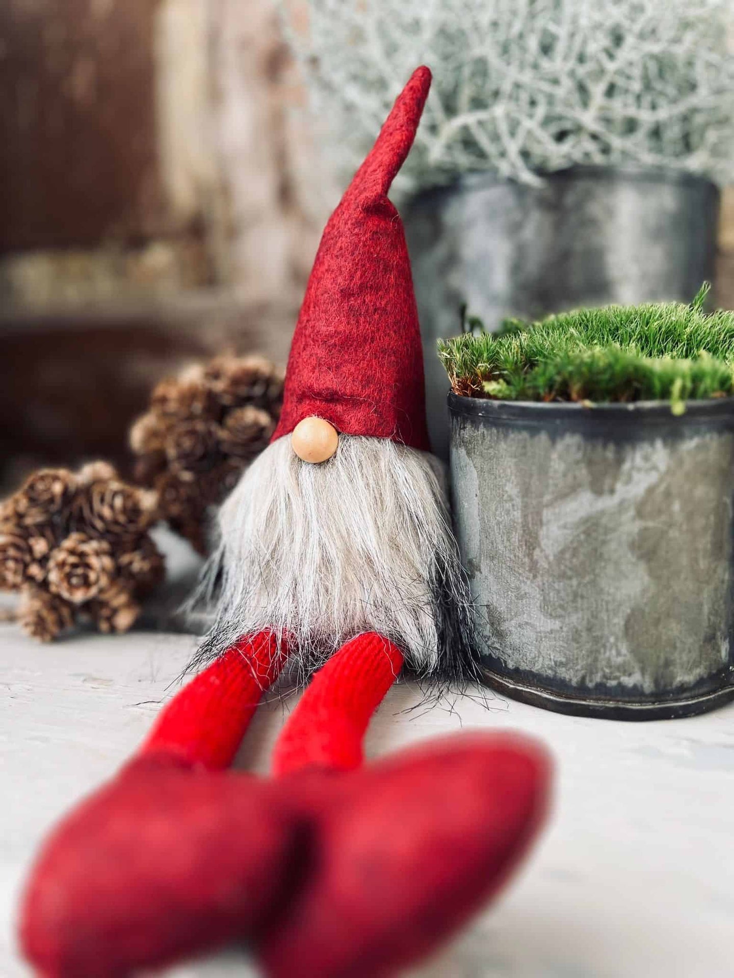 Nisse med lange ben - Julerød filt 32cm - VIAMAJA.DK