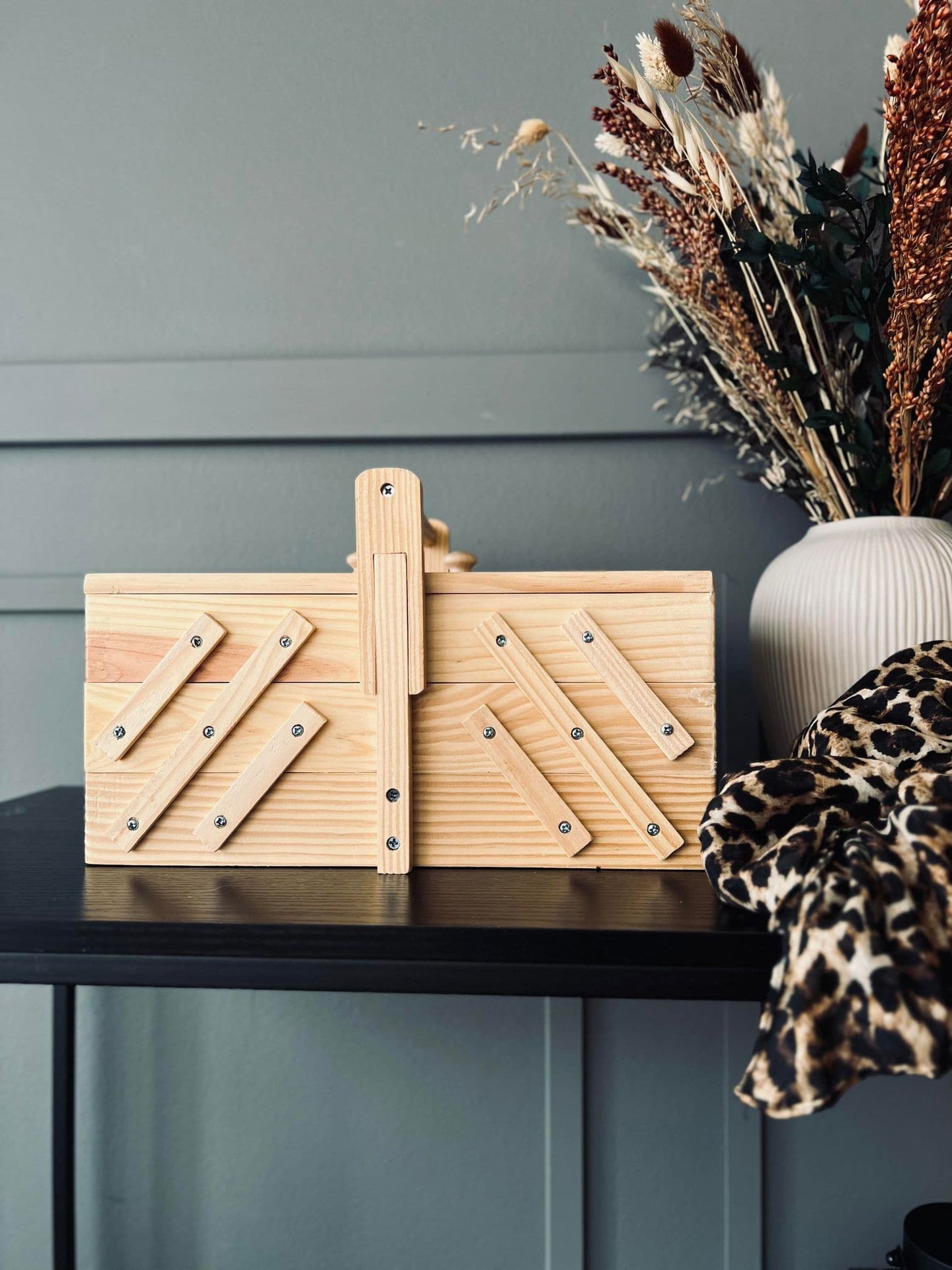 Opbevaringskasse i træ til sytråd mm - VIAMAJA.DK