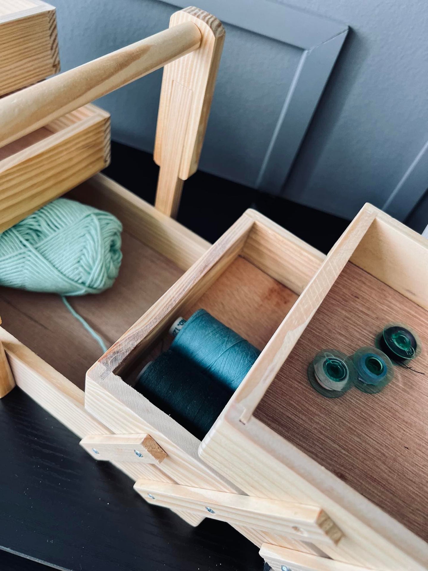 Opbevaringskasse i træ til sytråd mm - VIAMAJA.DK