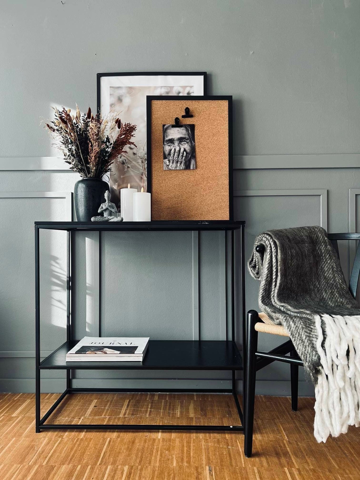 Opslagstavle i kork 40x60 - Kraftig sort ramme - VIAMAJA.DK