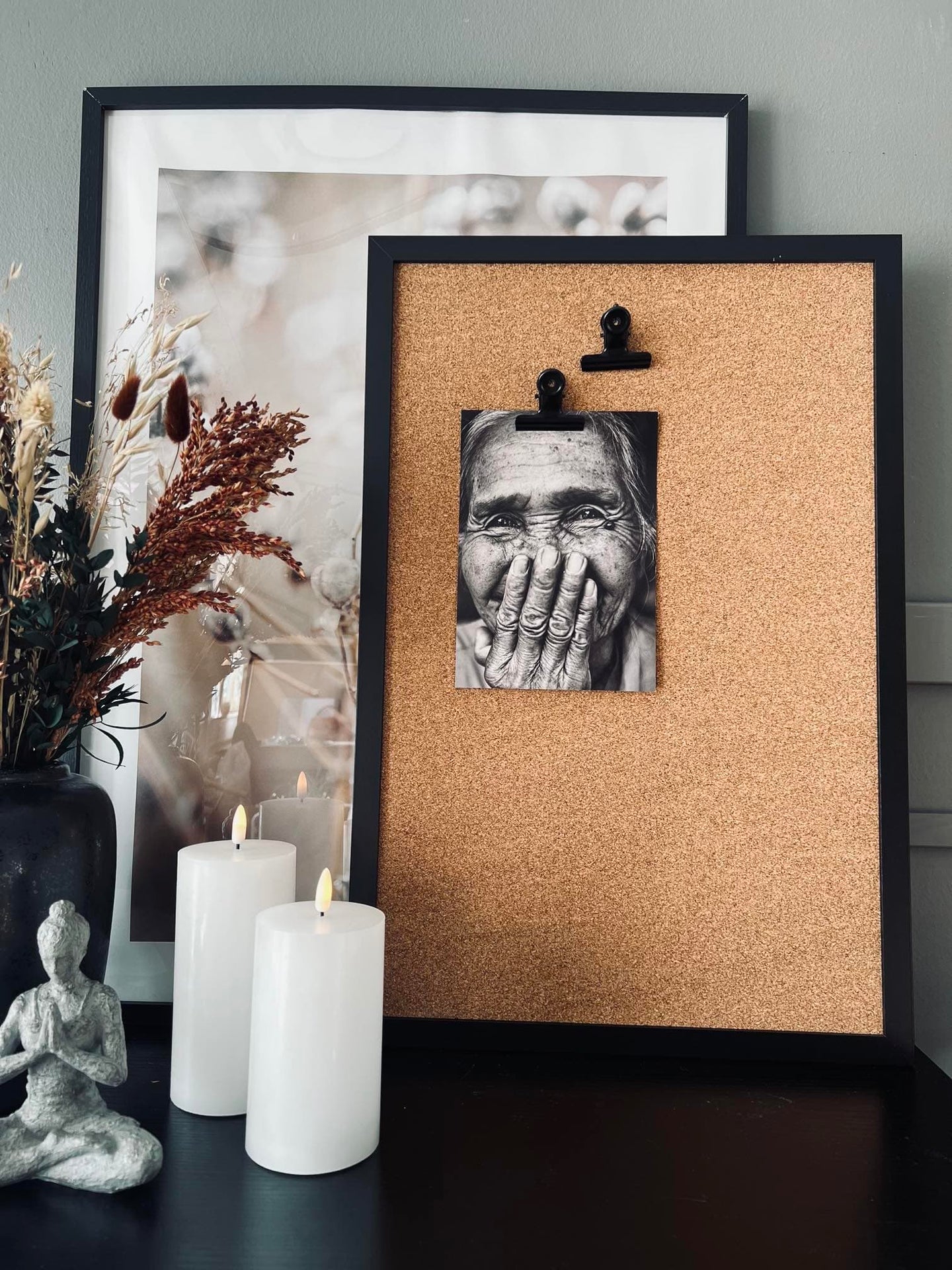 Opslagstavle i kork 40x60 - Kraftig sort ramme - VIAMAJA.DK