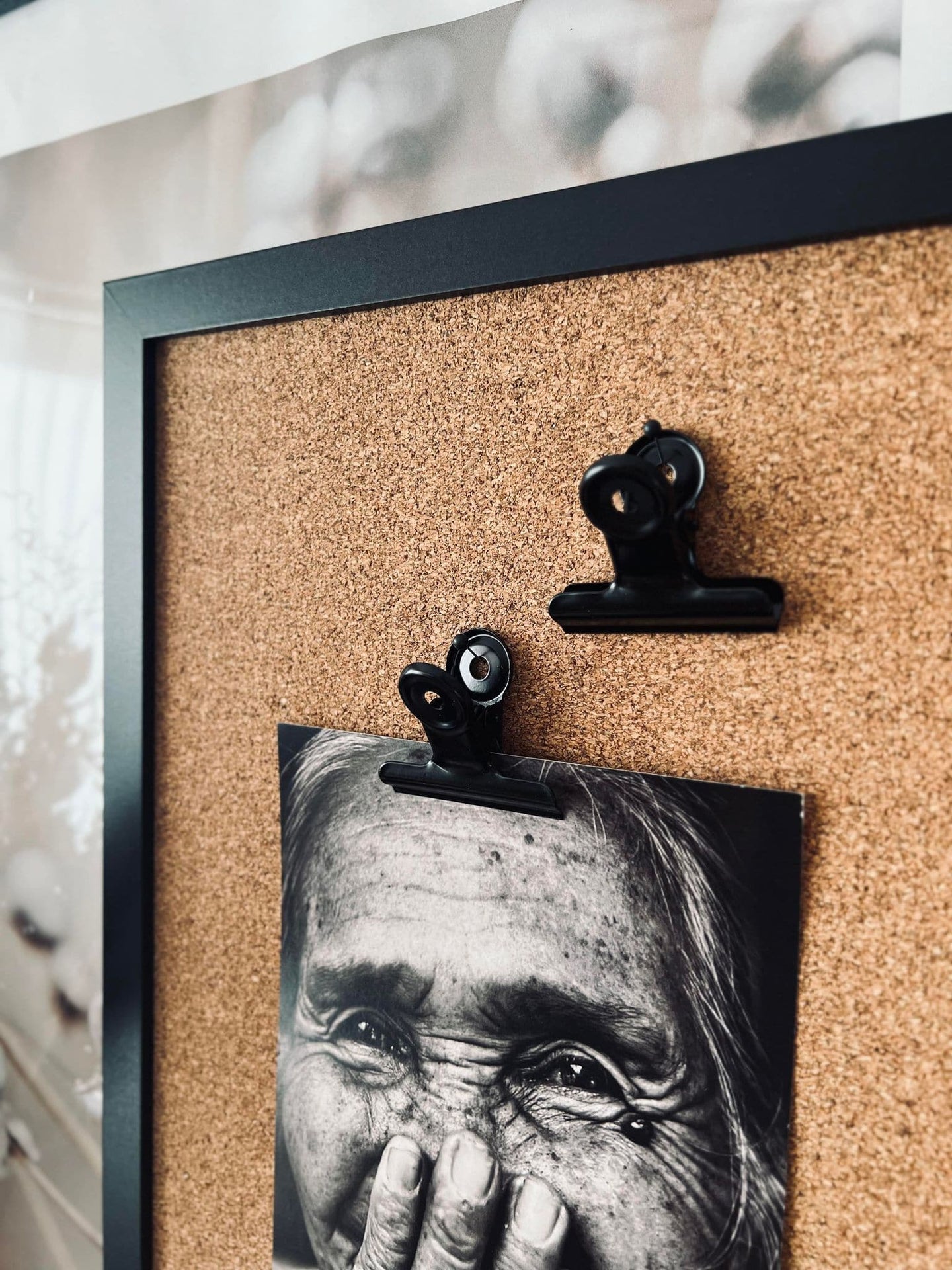 Opslagstavle i kork 40x60 - Kraftig sort ramme - VIAMAJA.DK