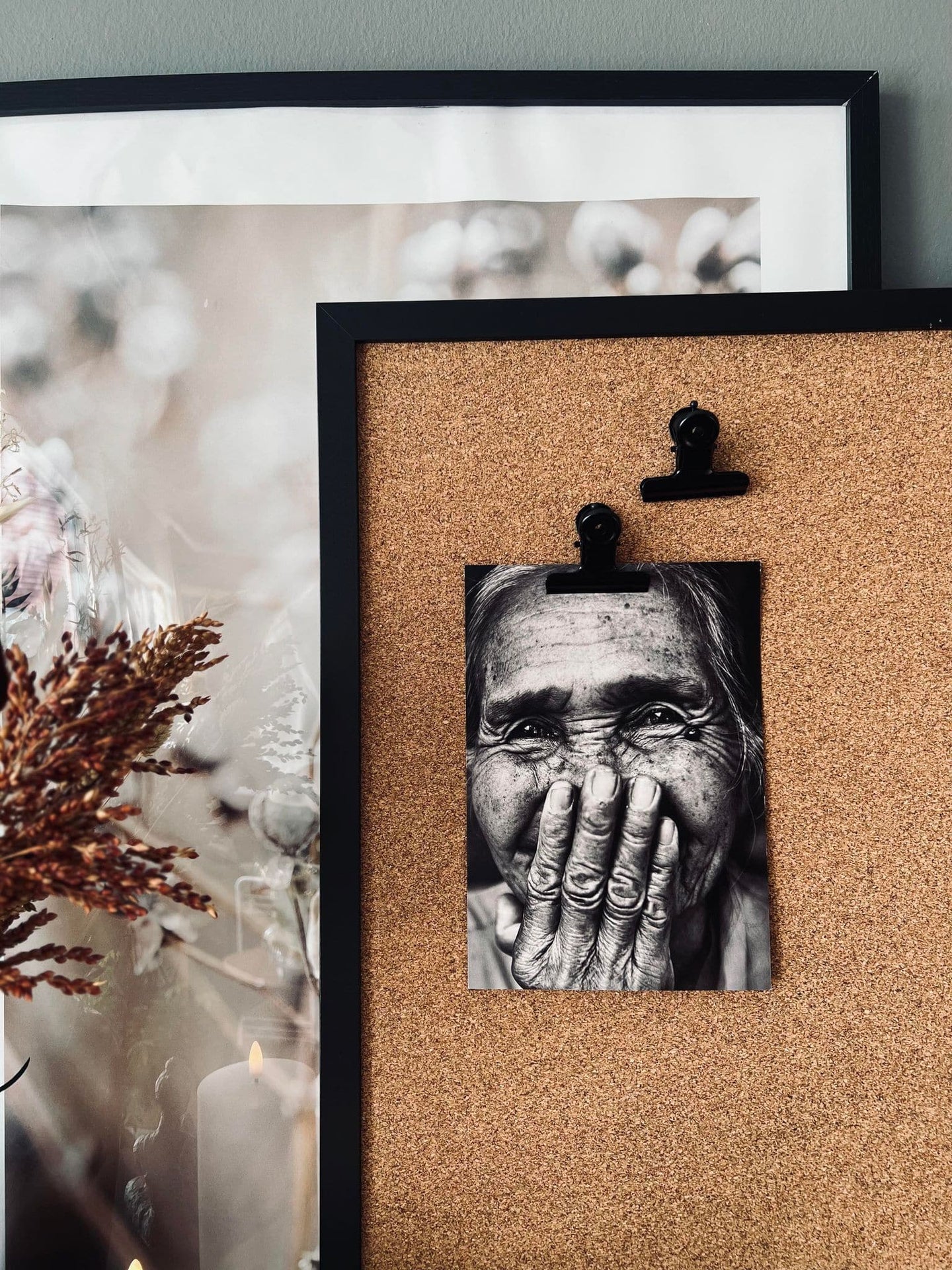 Opslagstavle i kork 40x60 - Kraftig sort ramme - VIAMAJA.DK