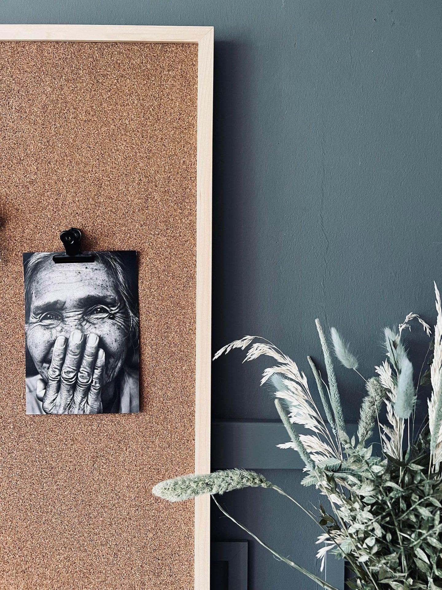 Opslagstavle kork 60x90 med kraftig ramme - Natur - VIAMAJA.DK