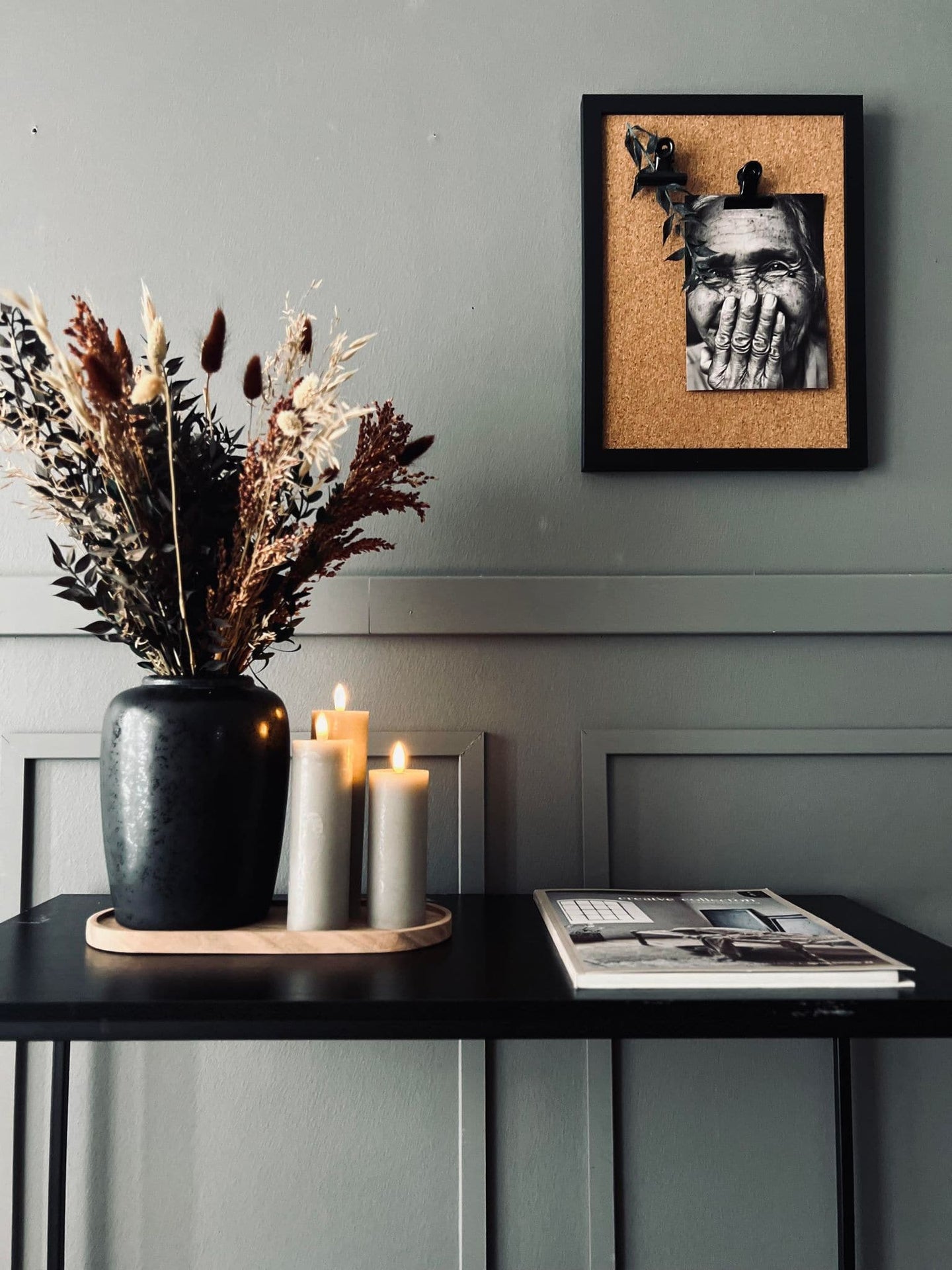 Opslagstavle kork med sort kraftig ramme - 30x40cm - VIAMAJA.DK