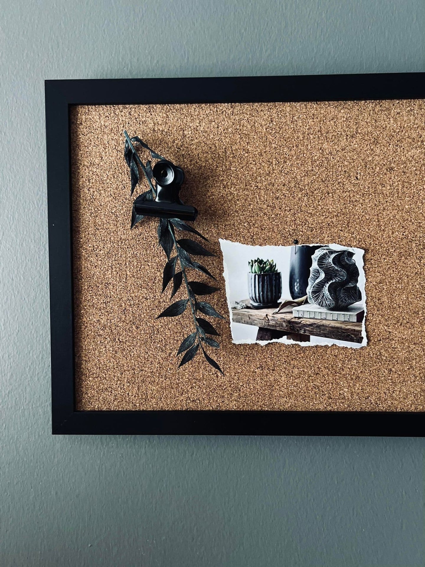 Opslagstavle kork med sort kraftig ramme - 30x40cm - VIAMAJA.DK