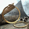 Örhängen Hallie twist hoop 50 mm - förgyllda