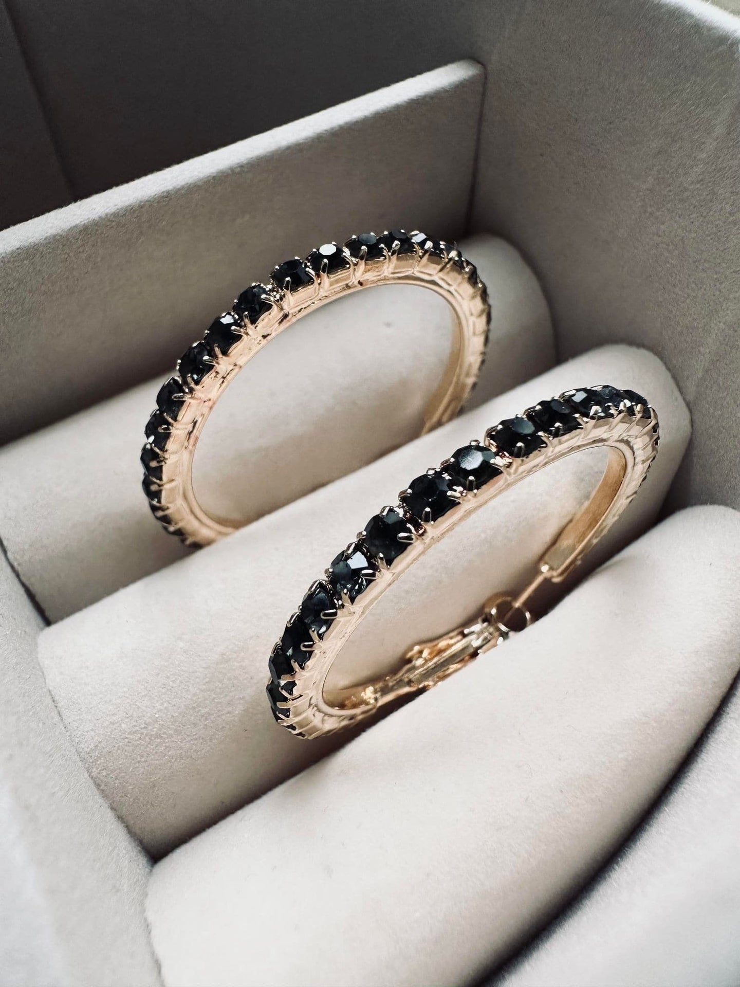 Øreringe Smilla Hoops 18K forgyldt - Black - VIAMAJA.DK