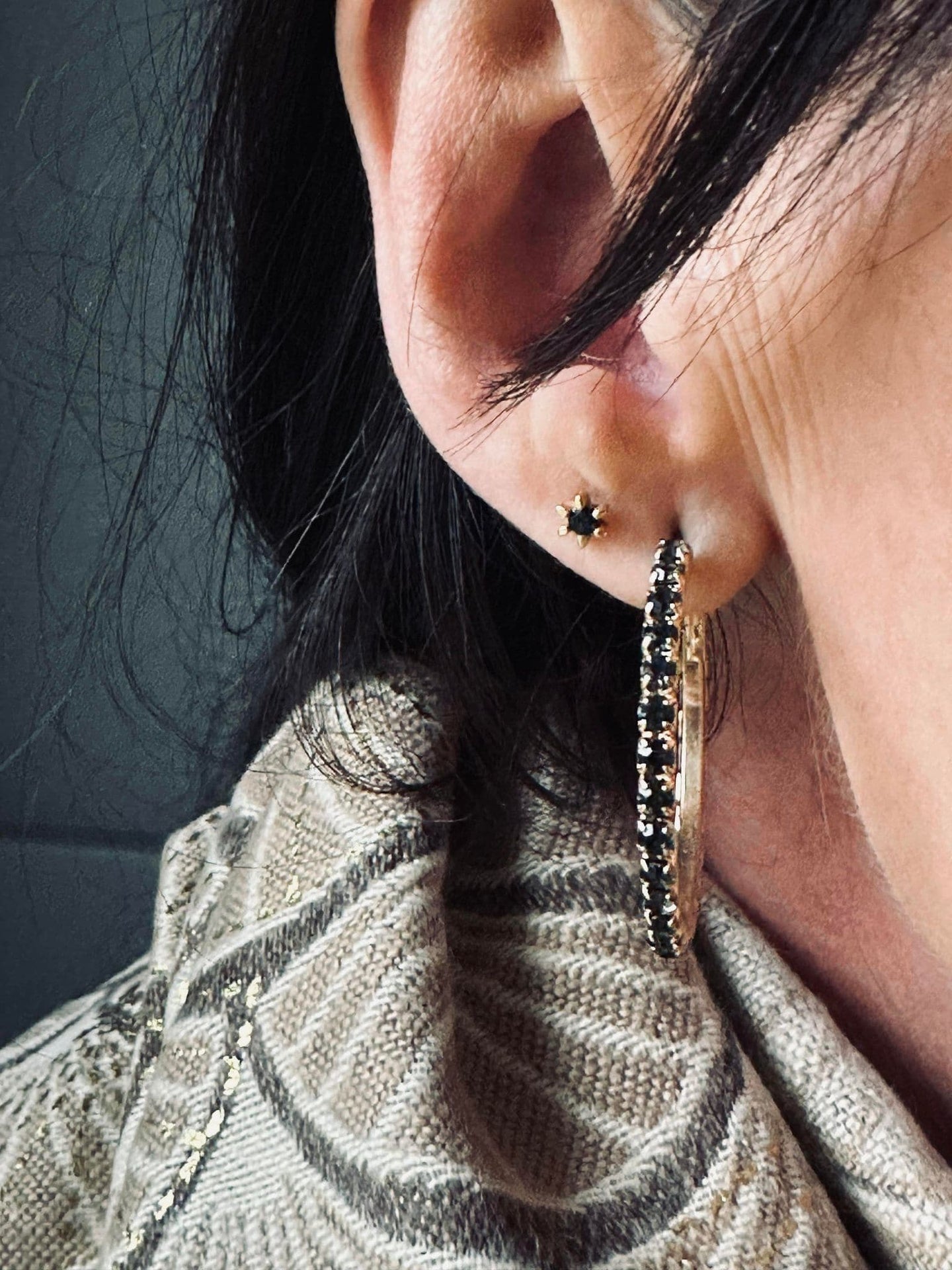 Øreringe Smilla Hoops 18K forgyldt - Black - VIAMAJA.DK